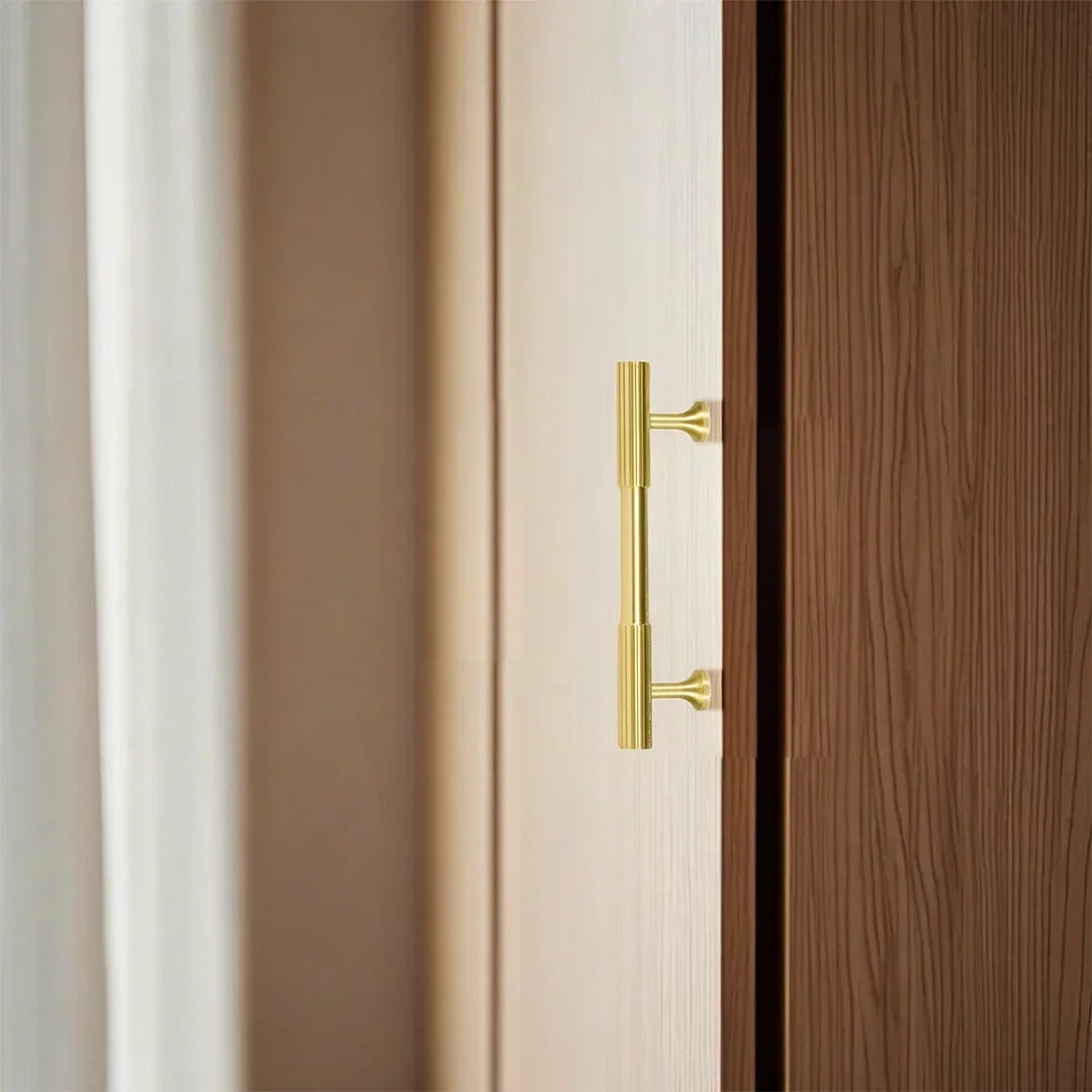 The Mantara B-0051 Oro handle is a modern brass Handle in polished gold and bronze, perfect for doors, drawers, and cabinets.