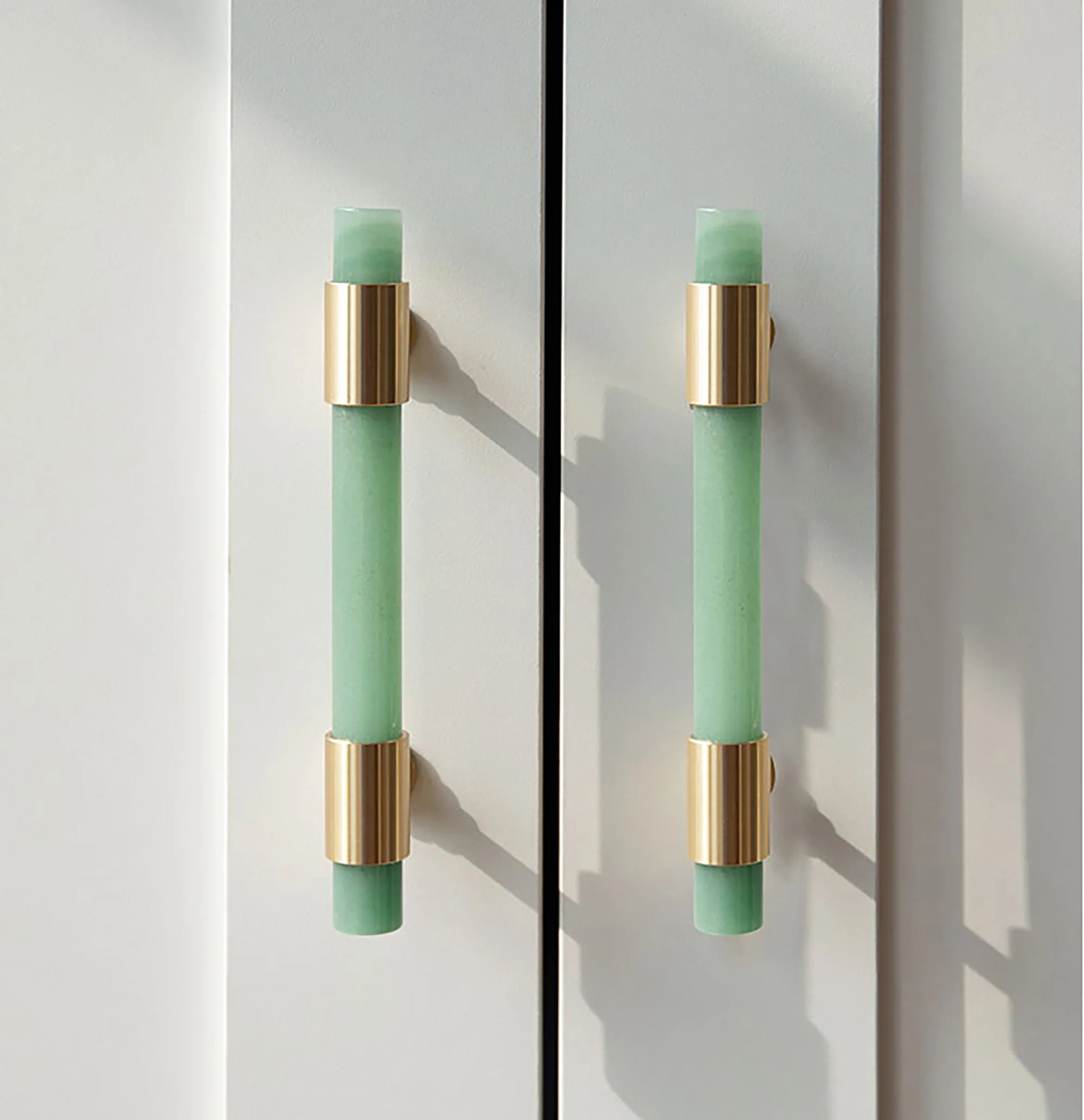 The Mantara C-0014-128 Luster Handle is a modern crystal and brass handle in green, ideal for wardrobes and doors.