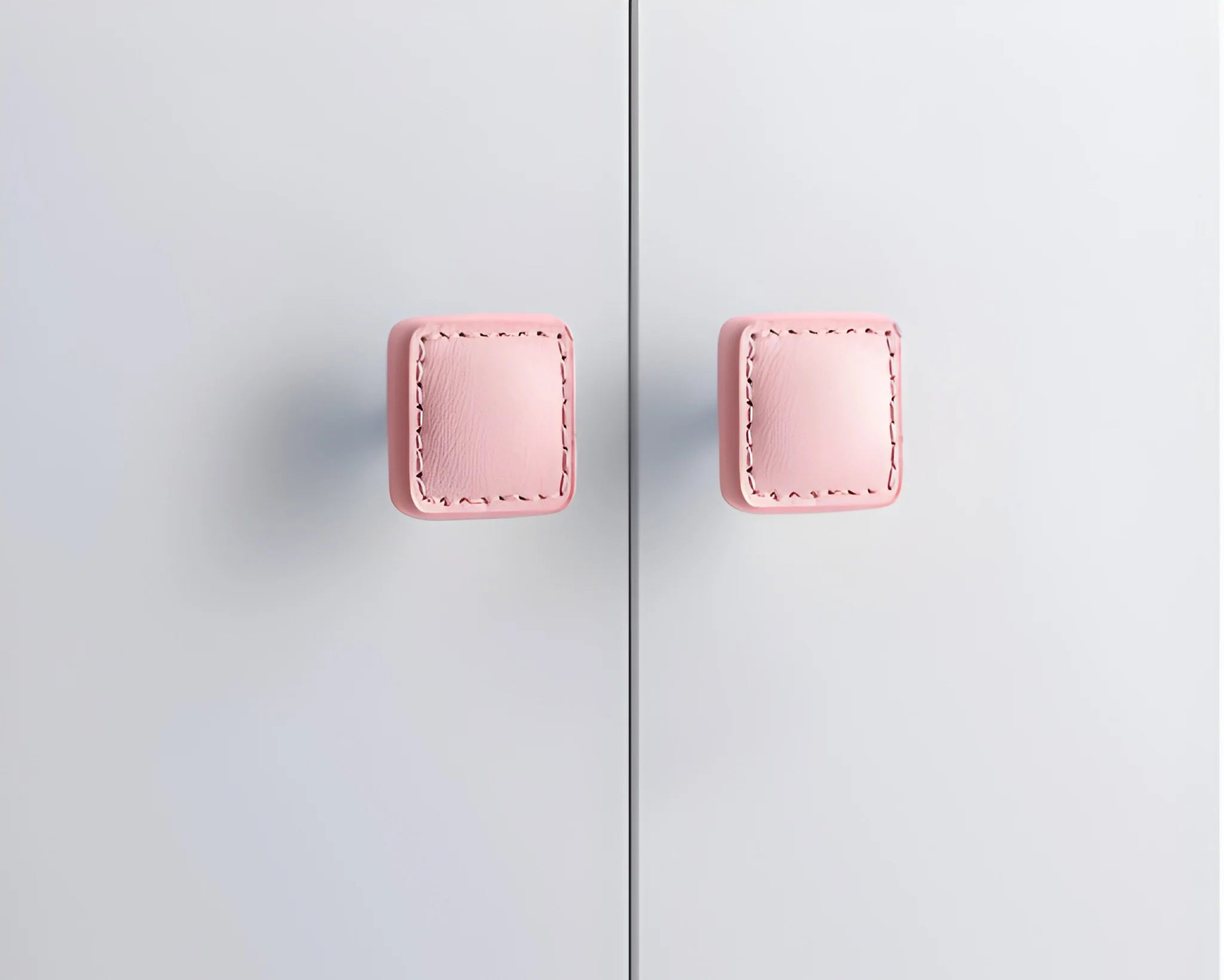 The Mantara L-0008 Sofia Square Knob is a modern leather knob in pink, perfect for cabinets and drawers.