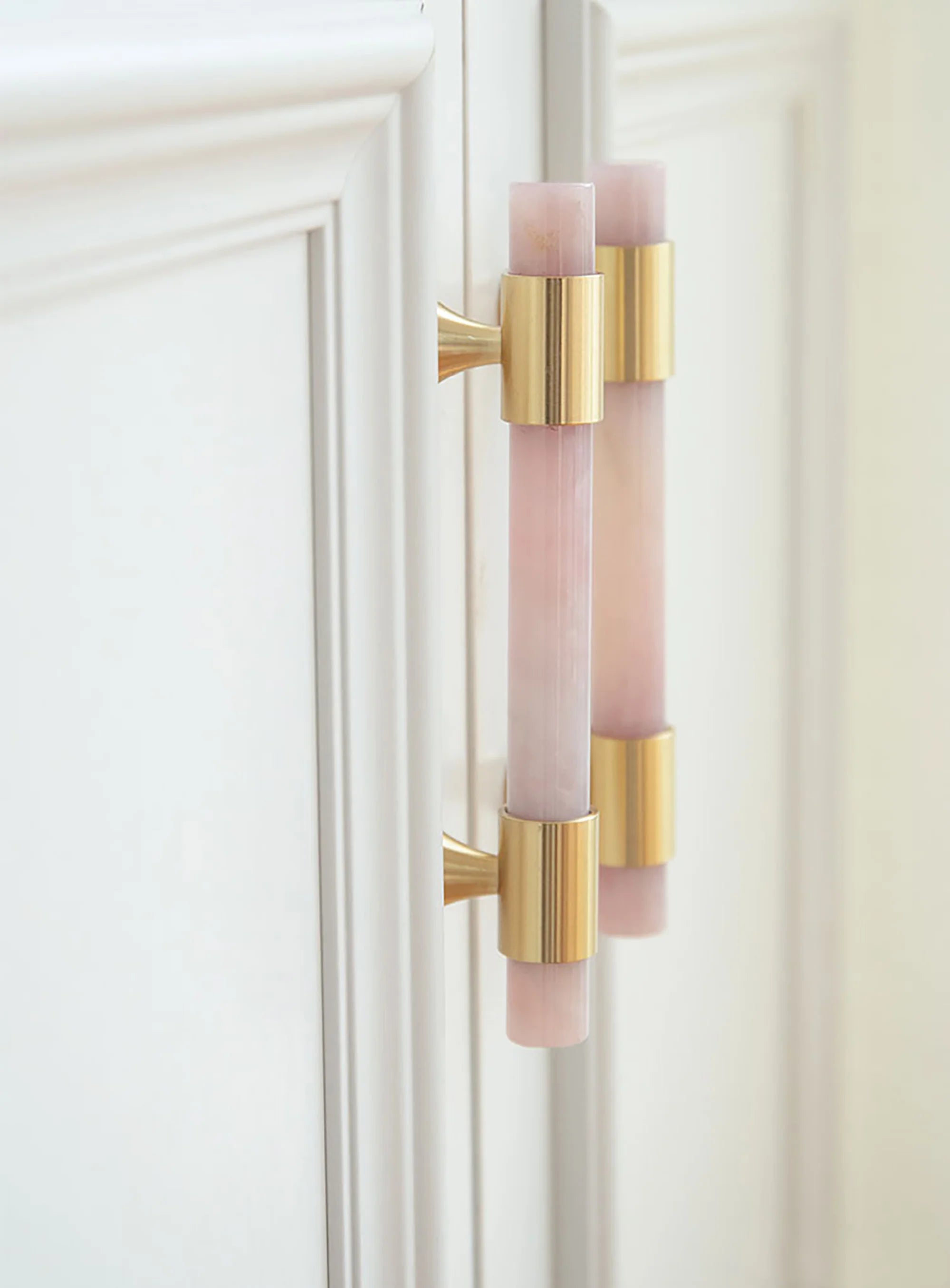 The Mantara C-0014-128 Luster Handle is a modern crystal and brass handle in pink, ideal for wardrobes and doors.
