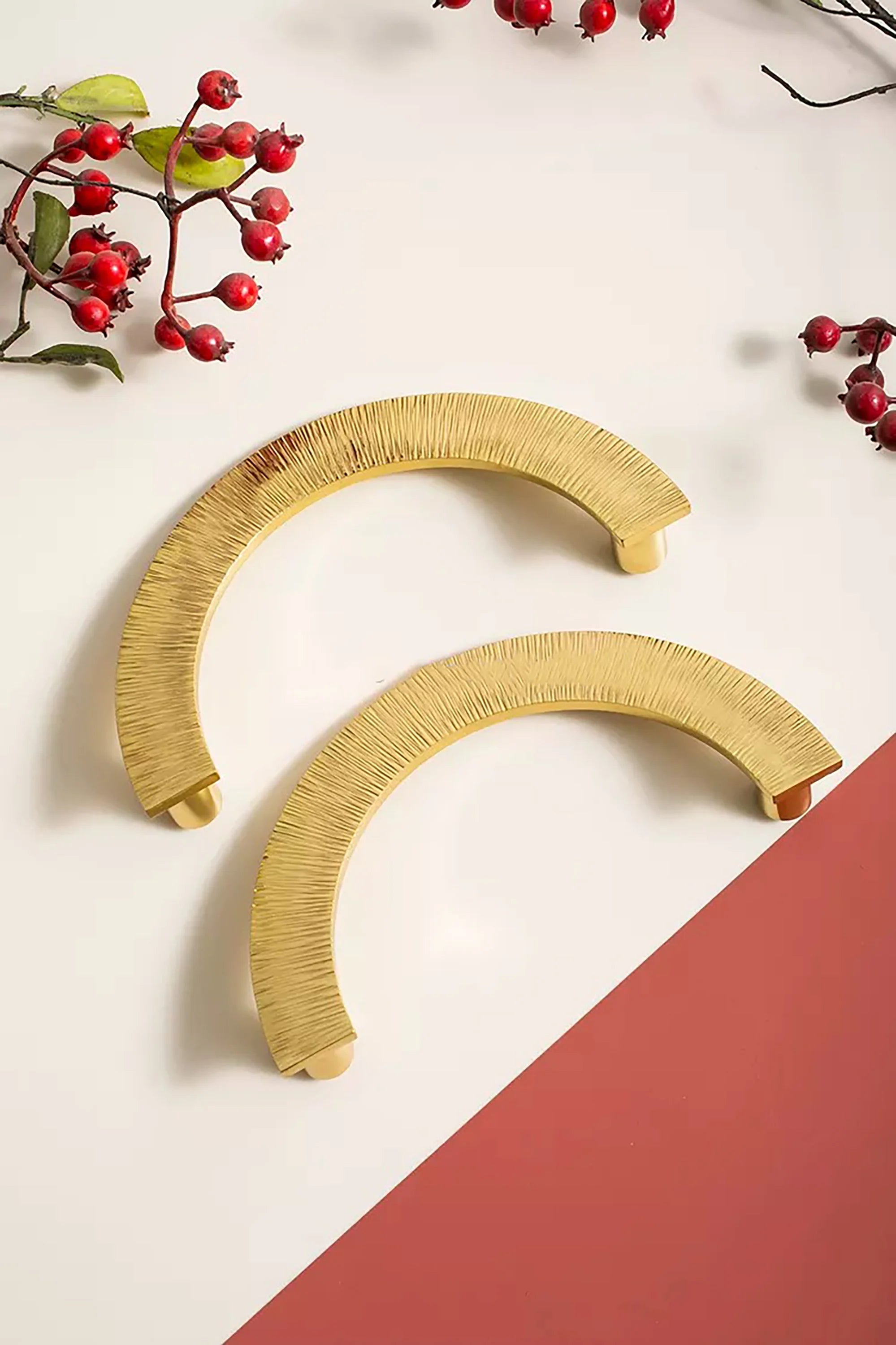 Mantara Eclipse Handle B-0103 is a modern polished brass handle in gold, perfect for doors, wardrobes, and drawers.