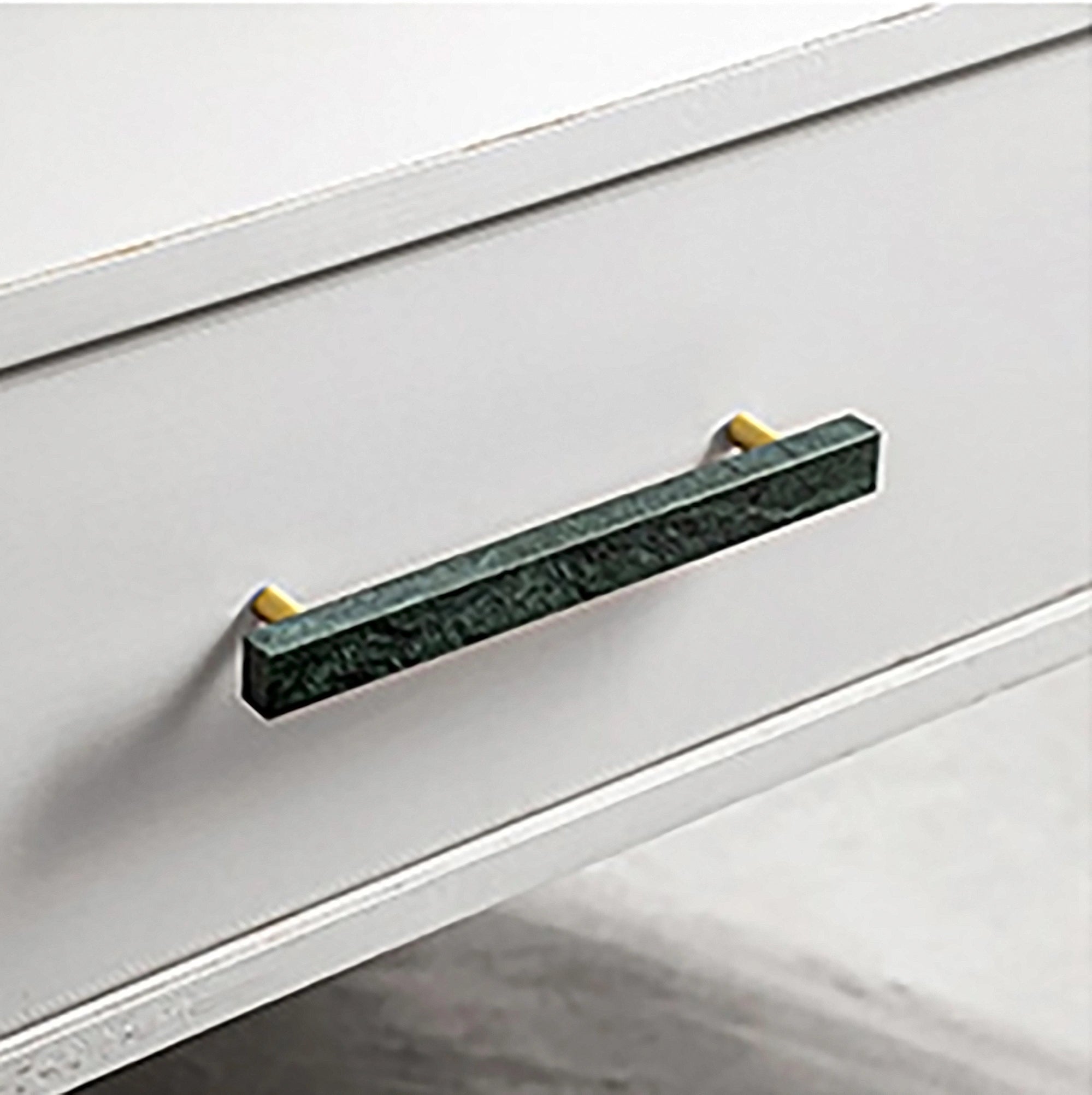 Noir Handle M-0012 in green marble & brass, 130mm, polished handle with brushed stem, for drawers by Mantara