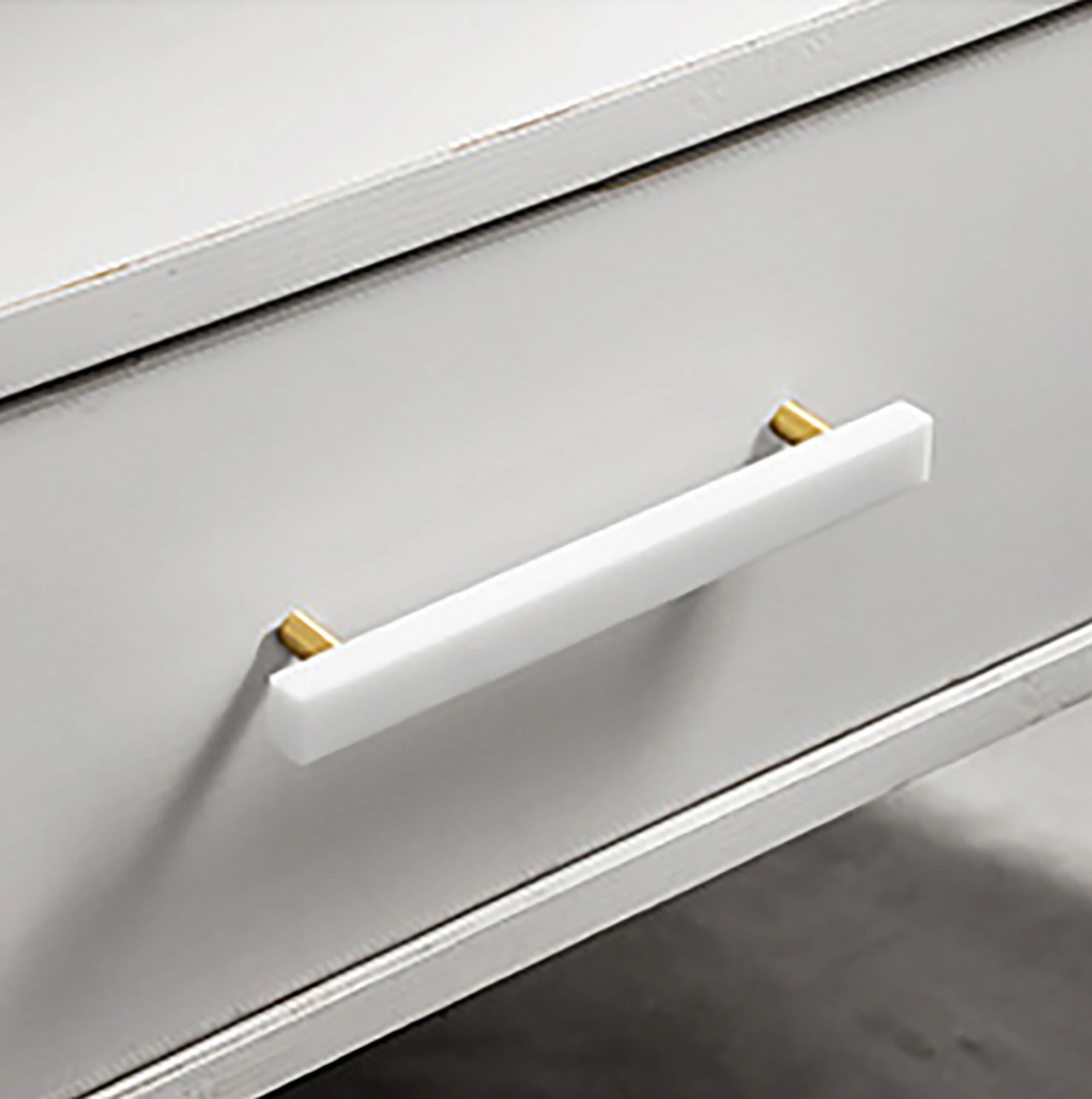 Noir Handle M-0012 in white marble & brass, 130mm, polished handle with brushed stem, for drawers by Mantara