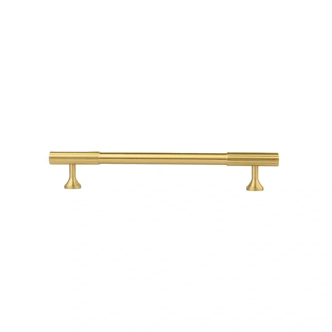 The Mantara B-0051 Oro handle is a modern brass Handle in polished gold and bronze, perfect for doors, drawers, and cabinets.