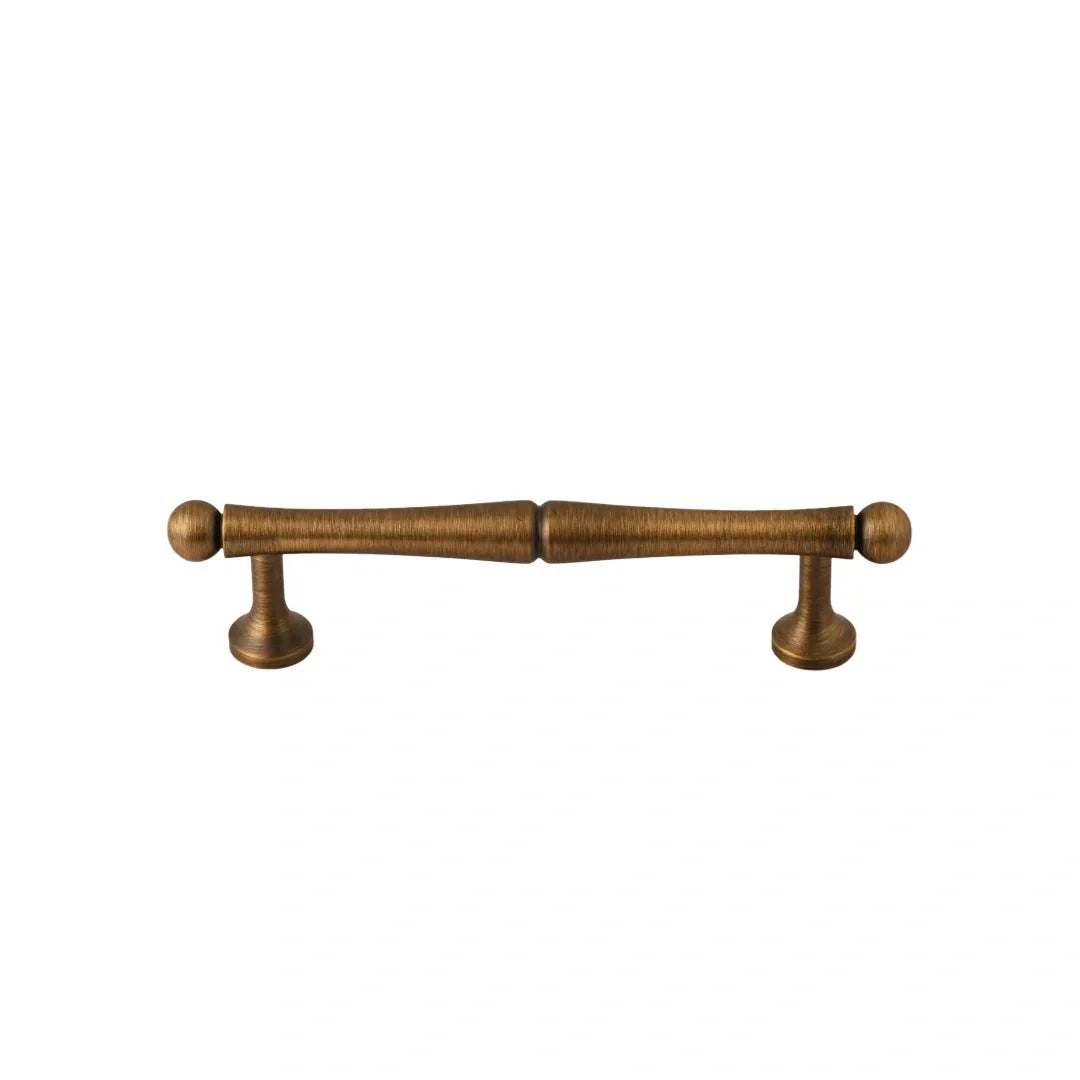 Mantara Giselle Handle B-0069 is a modern brushed brass handle in bronze, ideal for cupboards and kitchens.