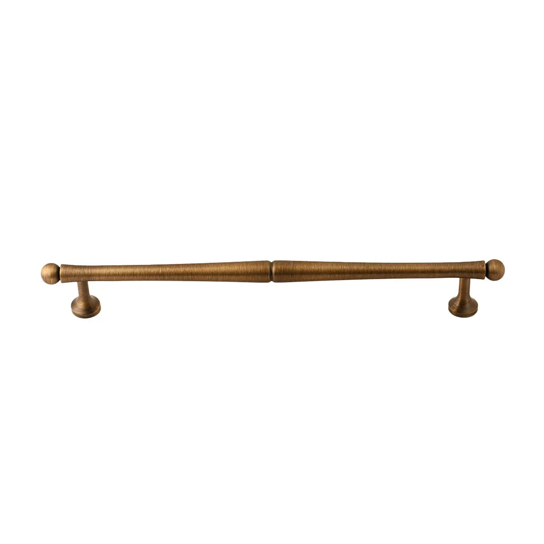 Mantara Giselle Handle B-0069 is a modern brushed brass handle in bronze, ideal for cupboards and kitchens.