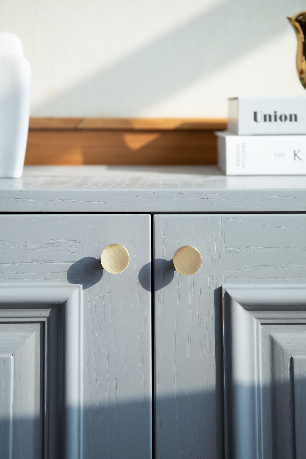 Regal knob B-0004, gold brass, Dia25mm H20mm, brushed finish, for wardrobes & kitchens by Mantara
