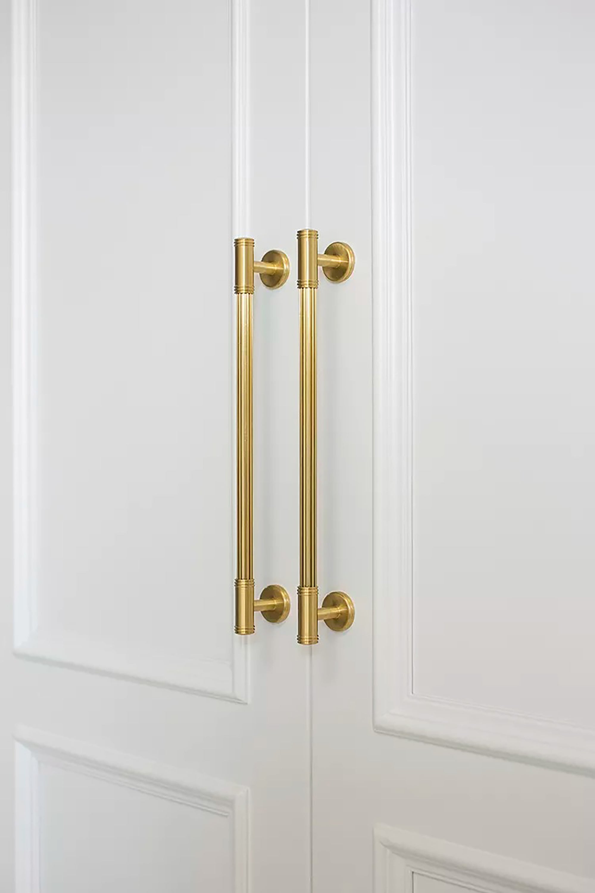 Mantara Olympus Handle B-0098 is a modern solid brass handle in brushed gold, perfect for wardrobes, kitchens, and cabinets.