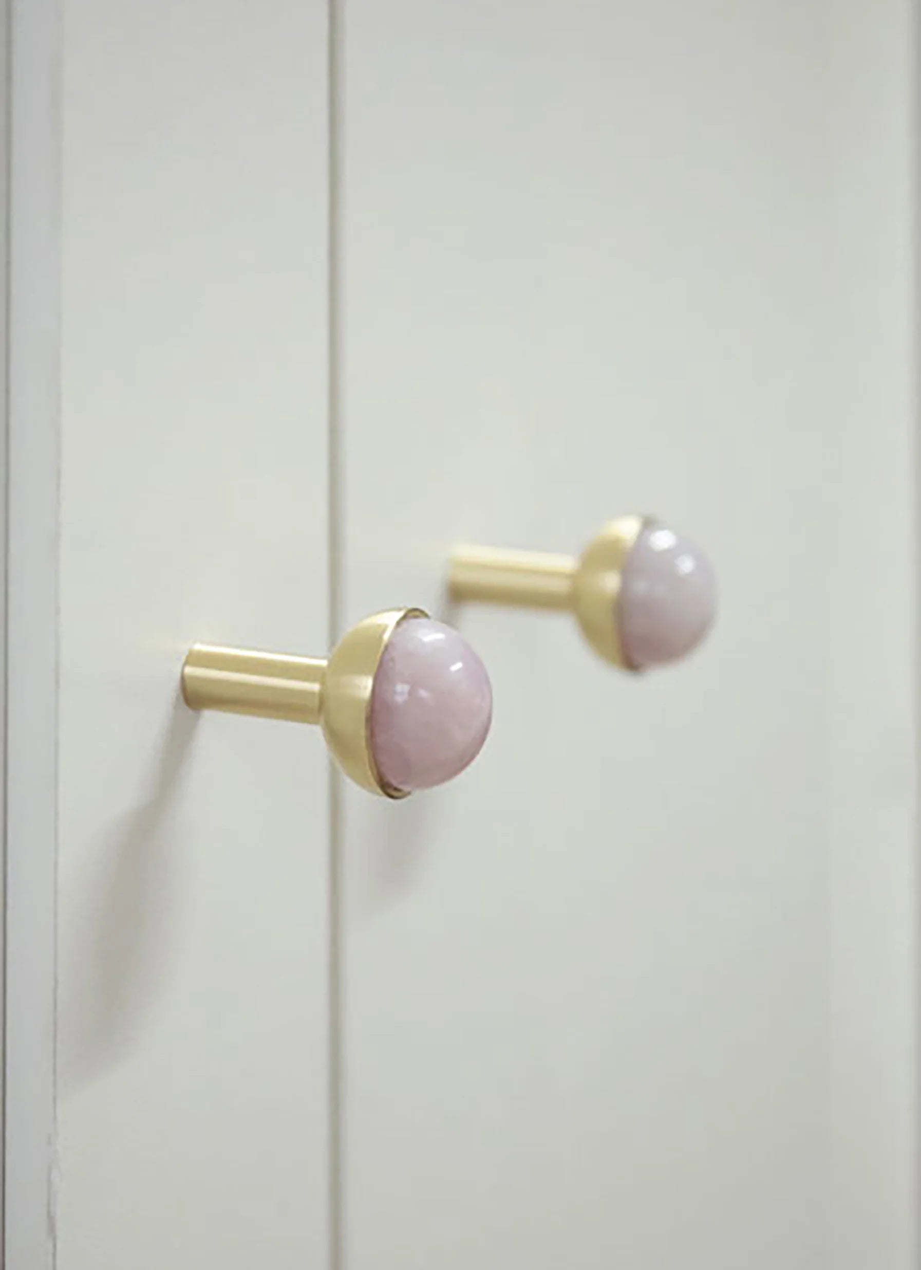 The Mantara C-0006 is a modern crystal + brass knob in pink, ideal for drawers and cabinets.