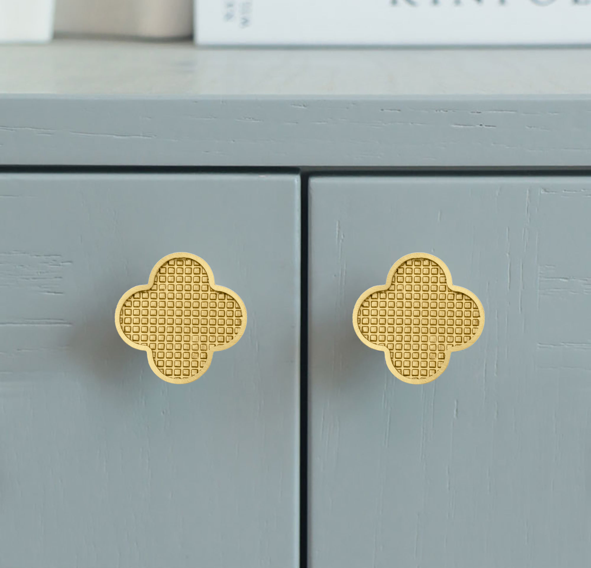 Alhambra knob made of brass and acrylic in Shell White, Dark Green, Yellow Snow, Magic Dark Pink, Magic Shell, Lattice Brass or White finishes, model A-0006 by Mantara, A-0006.