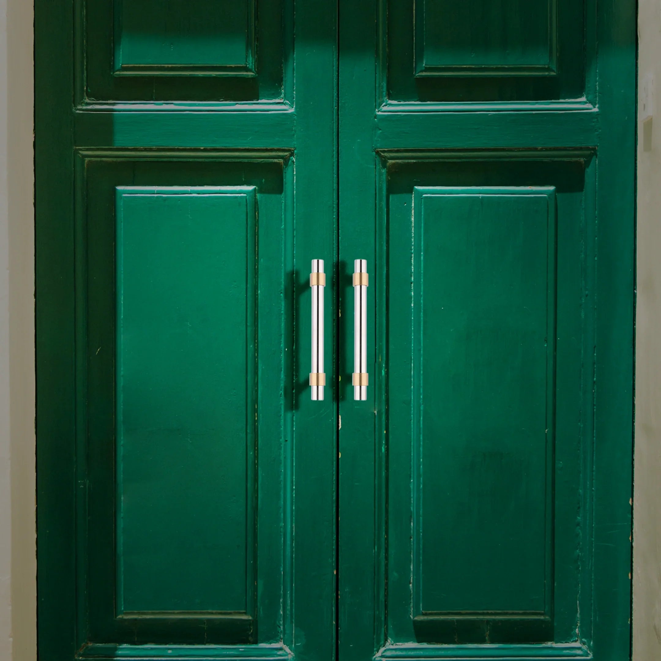 Mantara Mirabella Handle B-0056 is a modern brushed silver handle, ideal for cabinets, wardrobes, and kitchens.