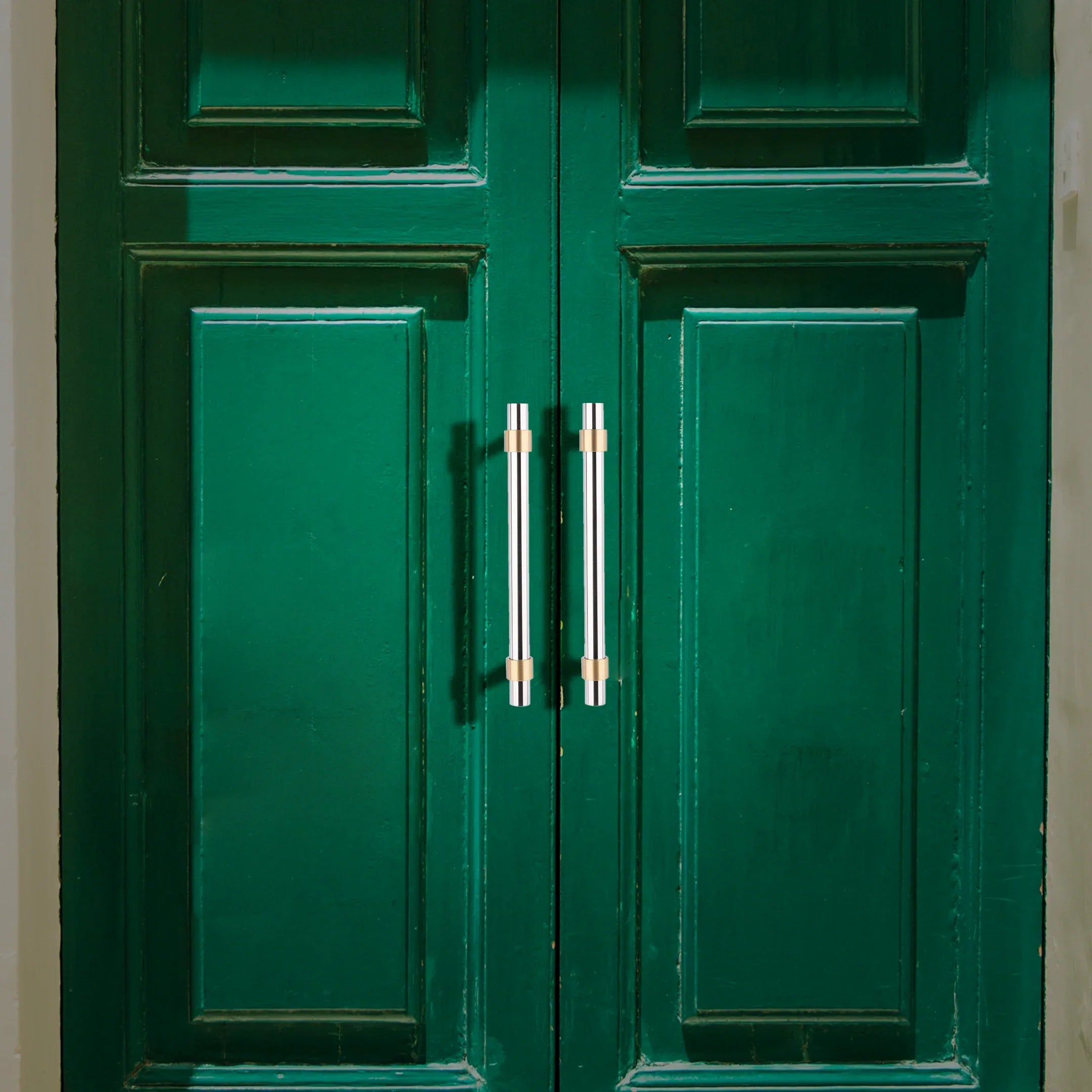 Mantara Mirabella Handle B-0056 is a modern brushed silver handle, ideal for cabinets, wardrobes, and kitchens.