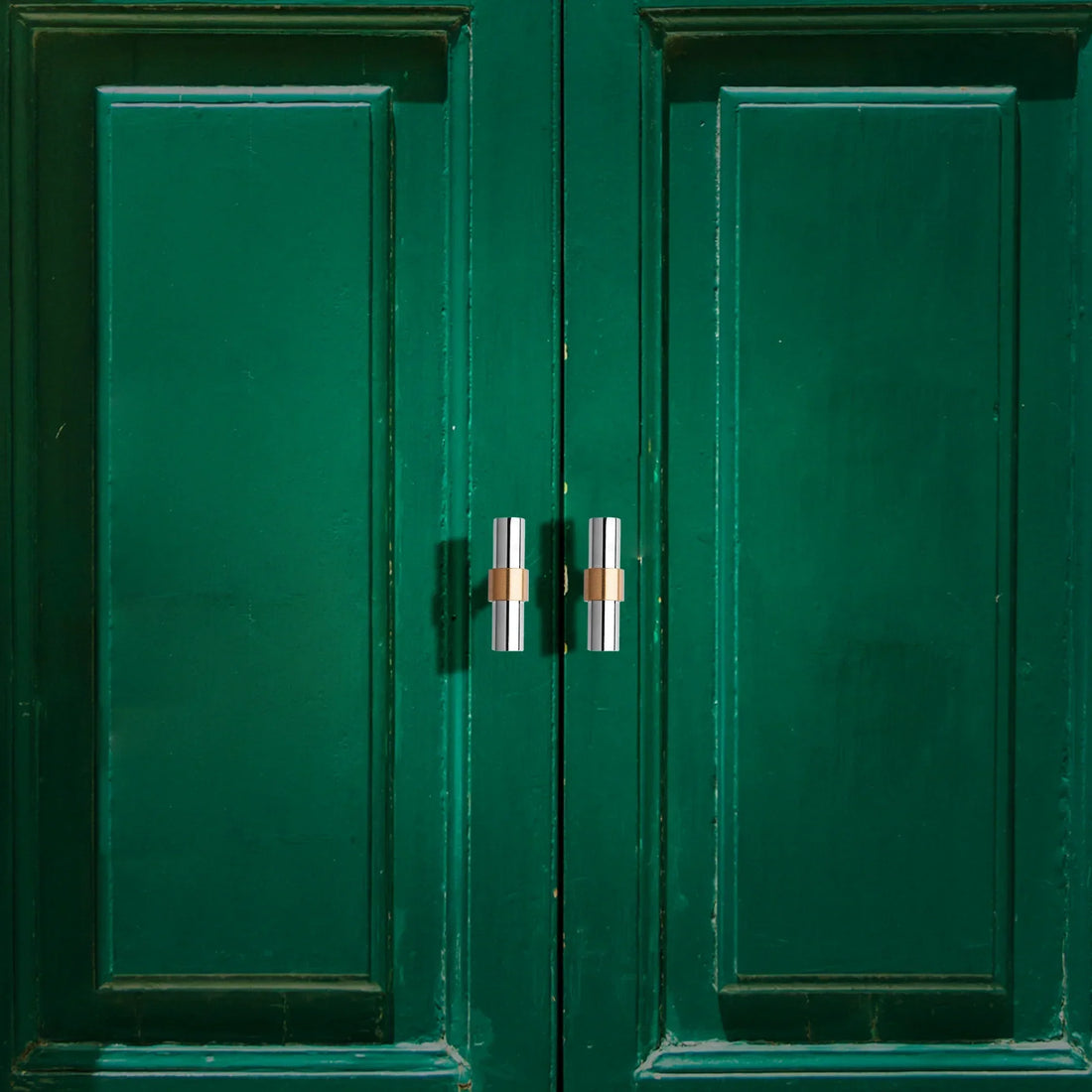 Mantara Mirabella Handle B-0056 is a modern brushed silver handle, ideal for cabinets, wardrobes, and kitchens.