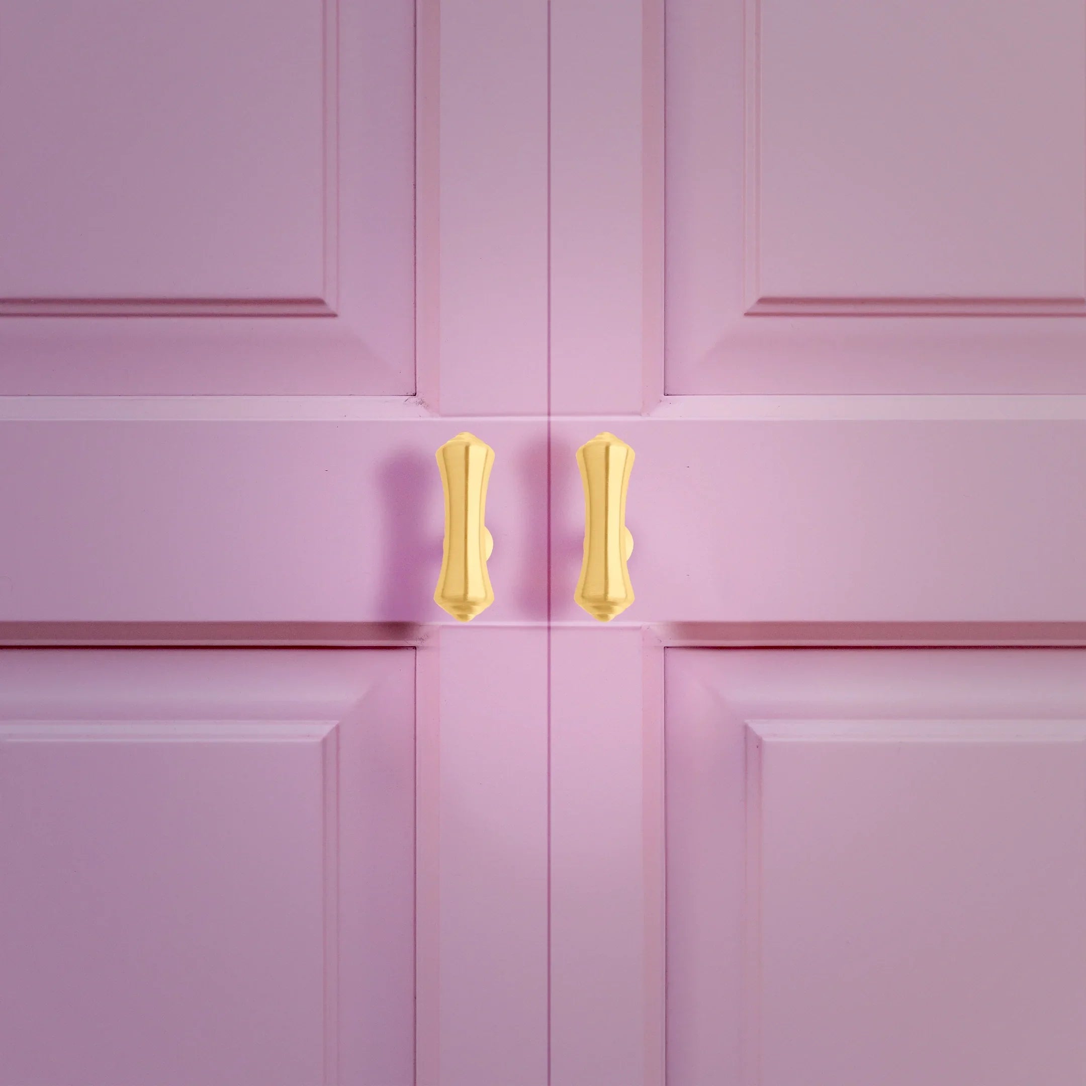 Mantara Raphael Handle B-0068 is a modern brushed brass handle in gold, ideal for kitchens, drawers, and wardrobes.