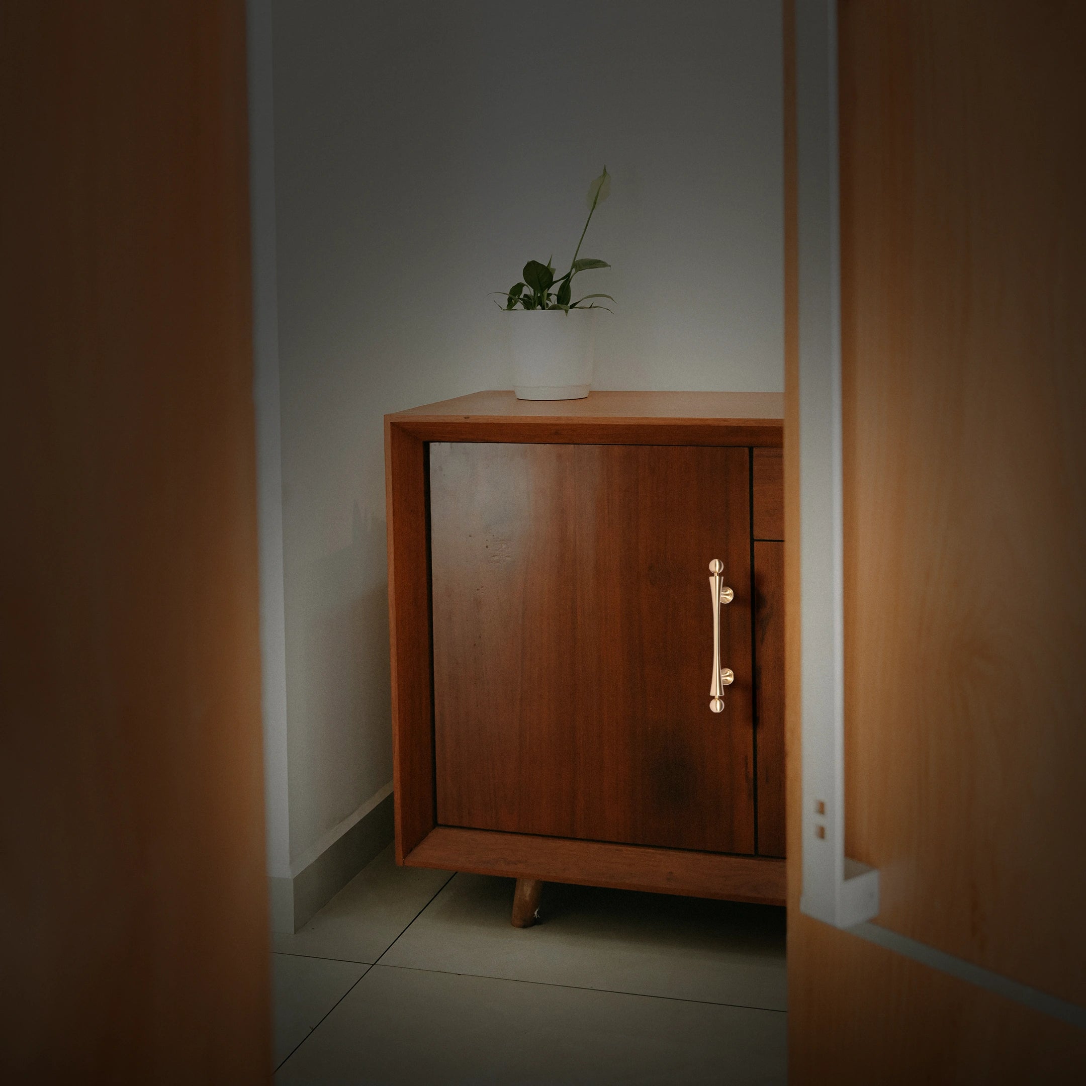 Mantara Felicity Handle B-0071 is a modern brass handle in brushed gold, ideal for wardrobes, doors, and furniture.
