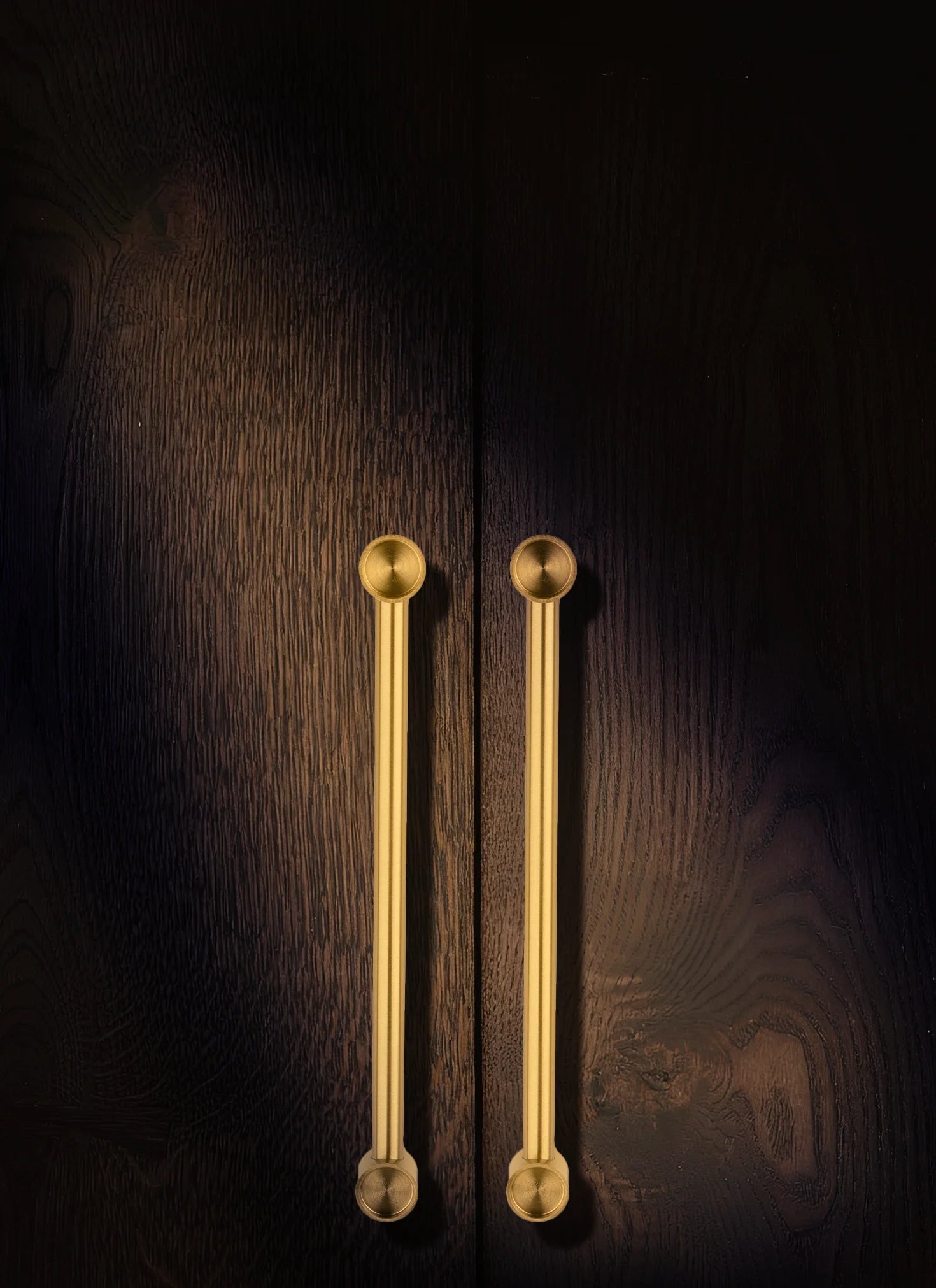 The Aurelia Handle by Mantara B-0108 is a brushed brass handle in gold, ideal for wardrobes, cabinets, and drawers.