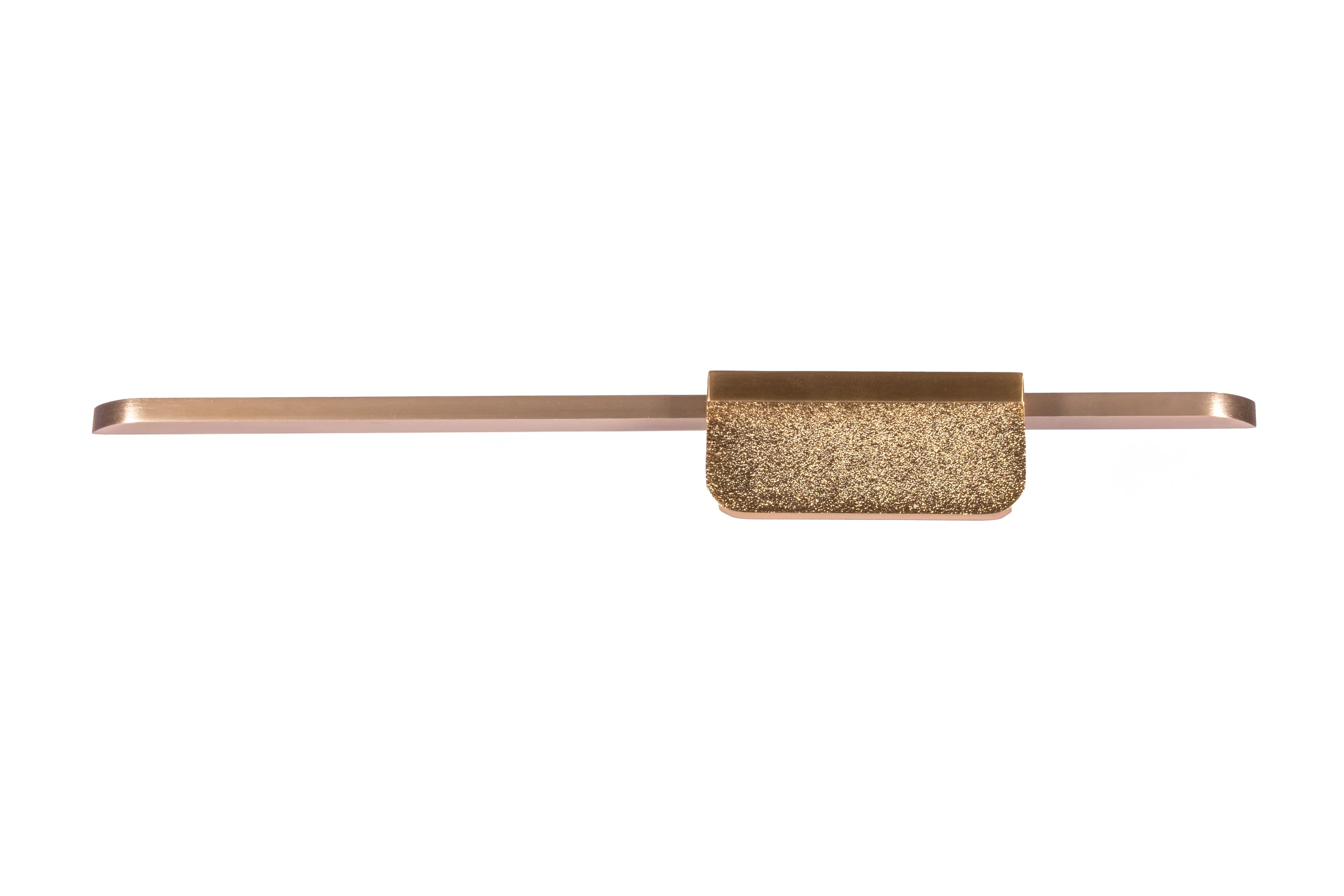 Mantara Talea Handle Z-0032 is a modern zinc handle in brushed rose gold finish, ideal for kitchen and dresser drawers.