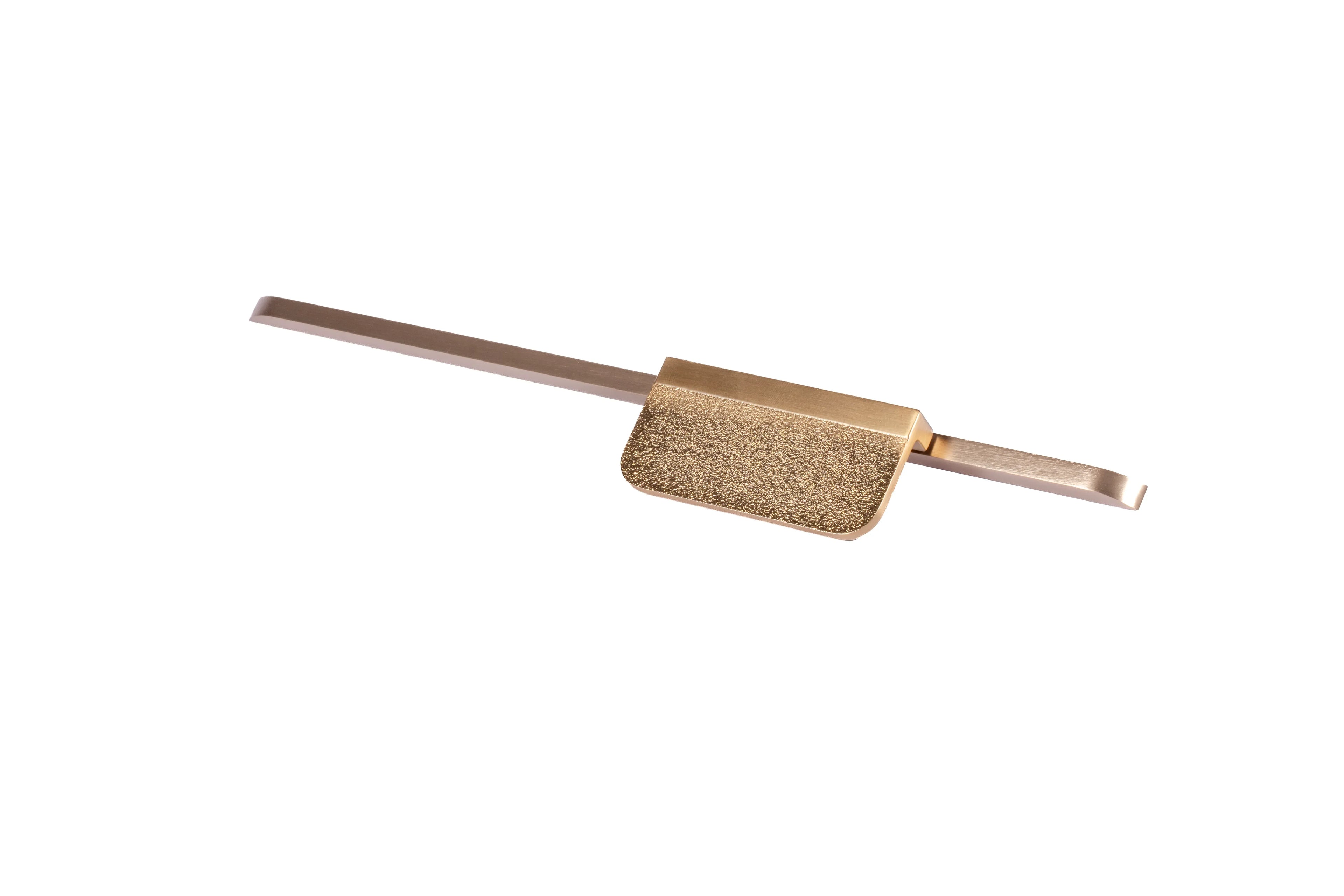 Mantara Talea Handle Z-0032 is a modern zinc handle in brushed rose gold finish, ideal for kitchen and dresser drawers.