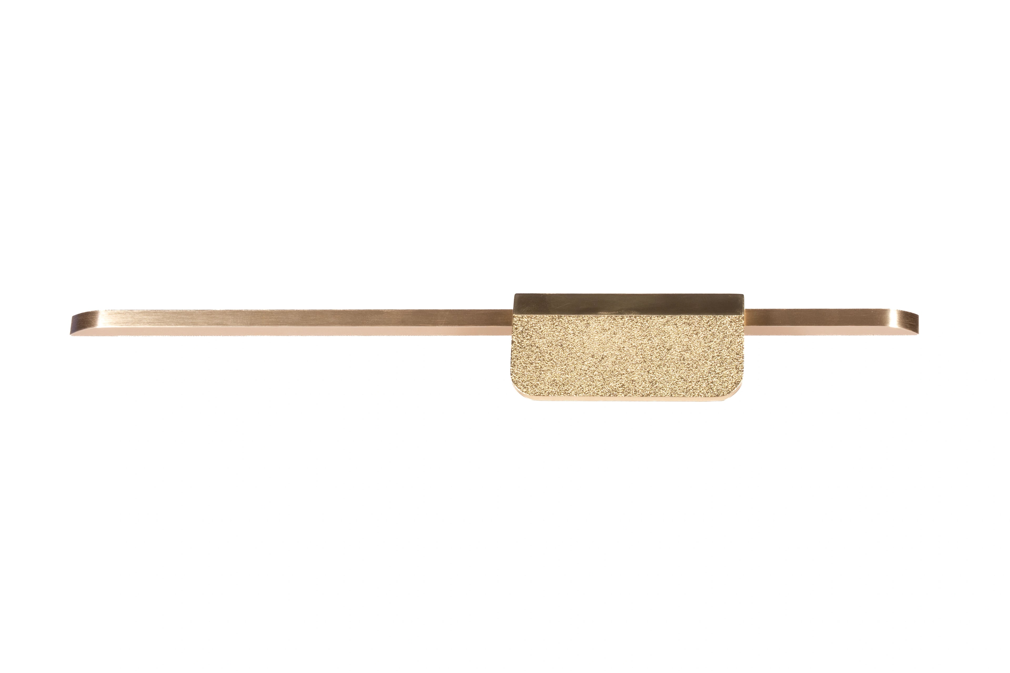 Mantara Talea Handle Z-0032 is a modern zinc handle in brushed gold finish, ideal for kitchen and dresser drawers.