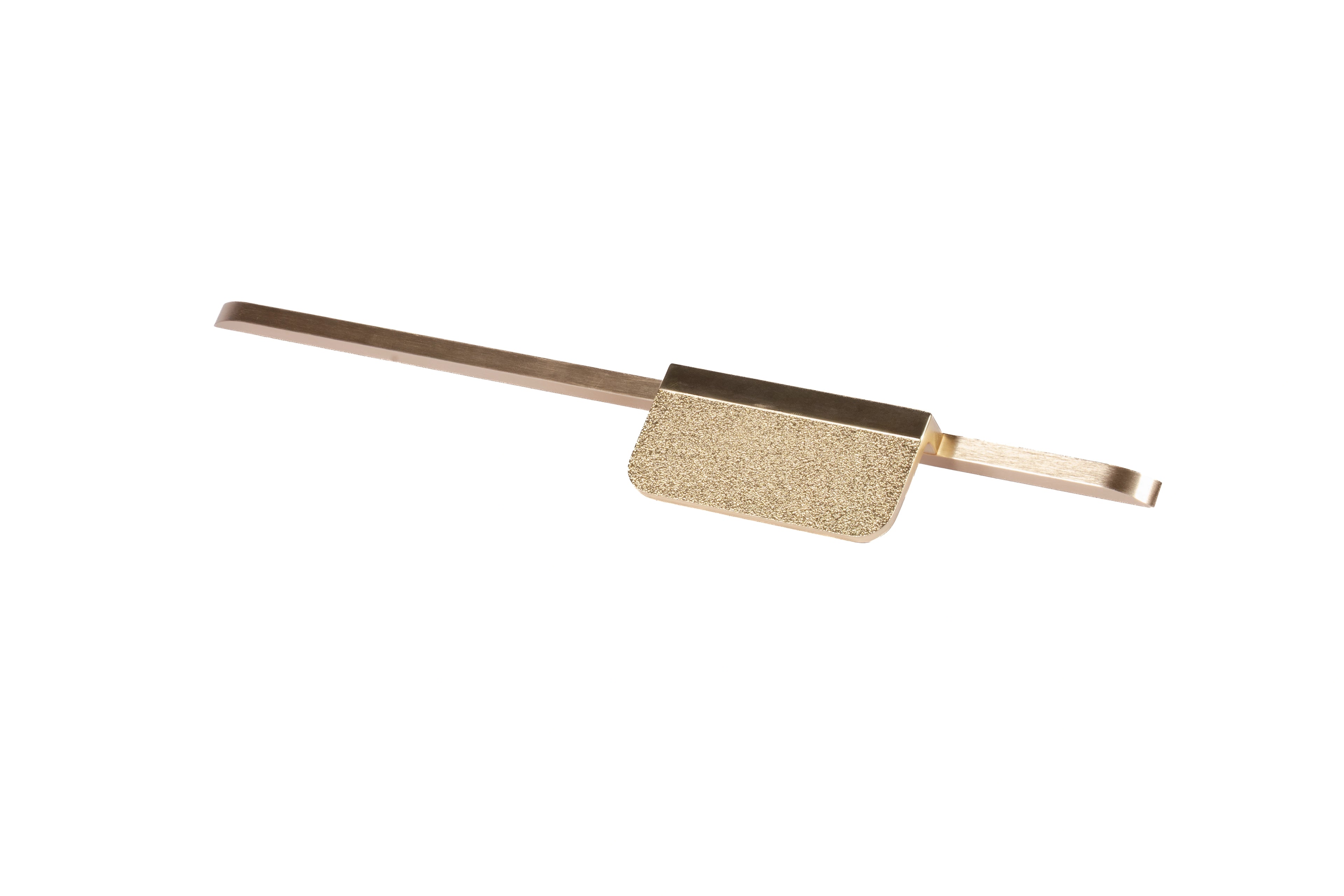 Mantara Talea Handle Z-0032 is a modern zinc handle in brushed gold finish, ideal for kitchen and dresser drawers.