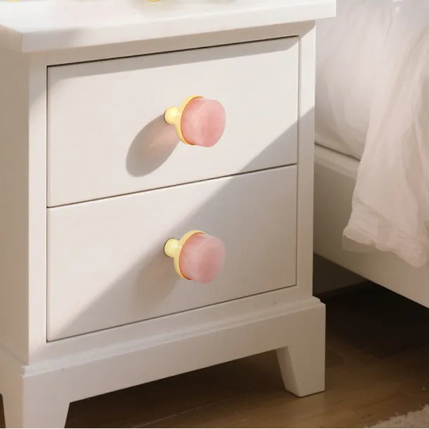 The Mantara C-0003 is a modern crystal knob in pink ideal for cabinets, drawers & wardrobes.