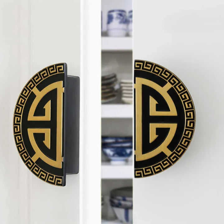 Mantara Cryptic Handle Z-0005 is a modern zinc handle in matte gold or black, ideal for wardrobes, doors, and kitchens.