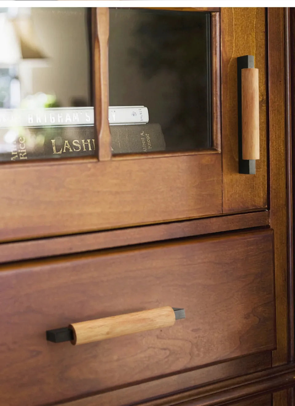 Mantara Oakley Handle W-0033 is a modern zinc alloy and beech wood handle in black, ideal for kitchen and dresser drawers.