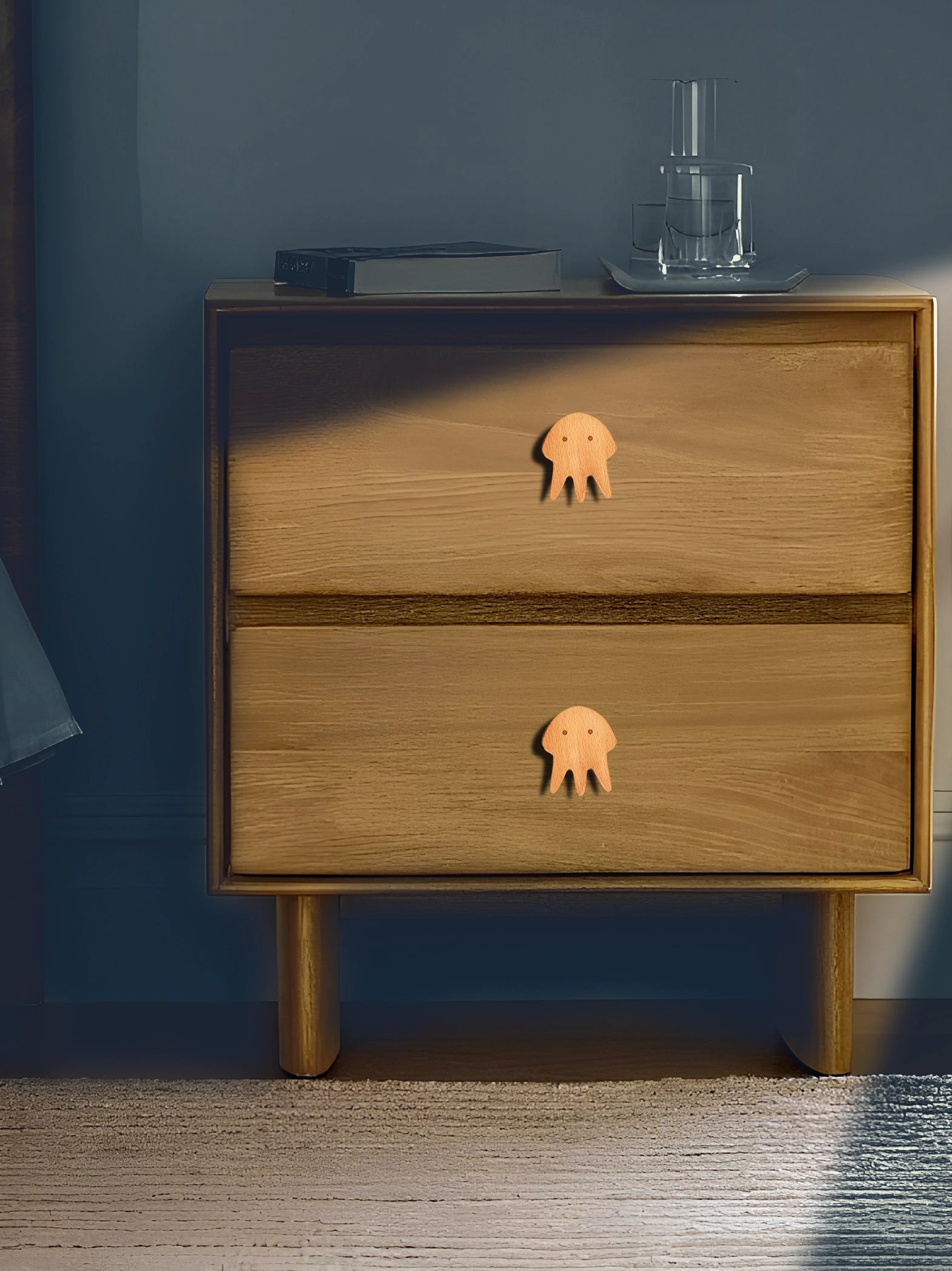 Mantara Squid knob W-0024 is a modern beige wooden knob, ideal for kids’ rooms, drawers, and wardrobes.
