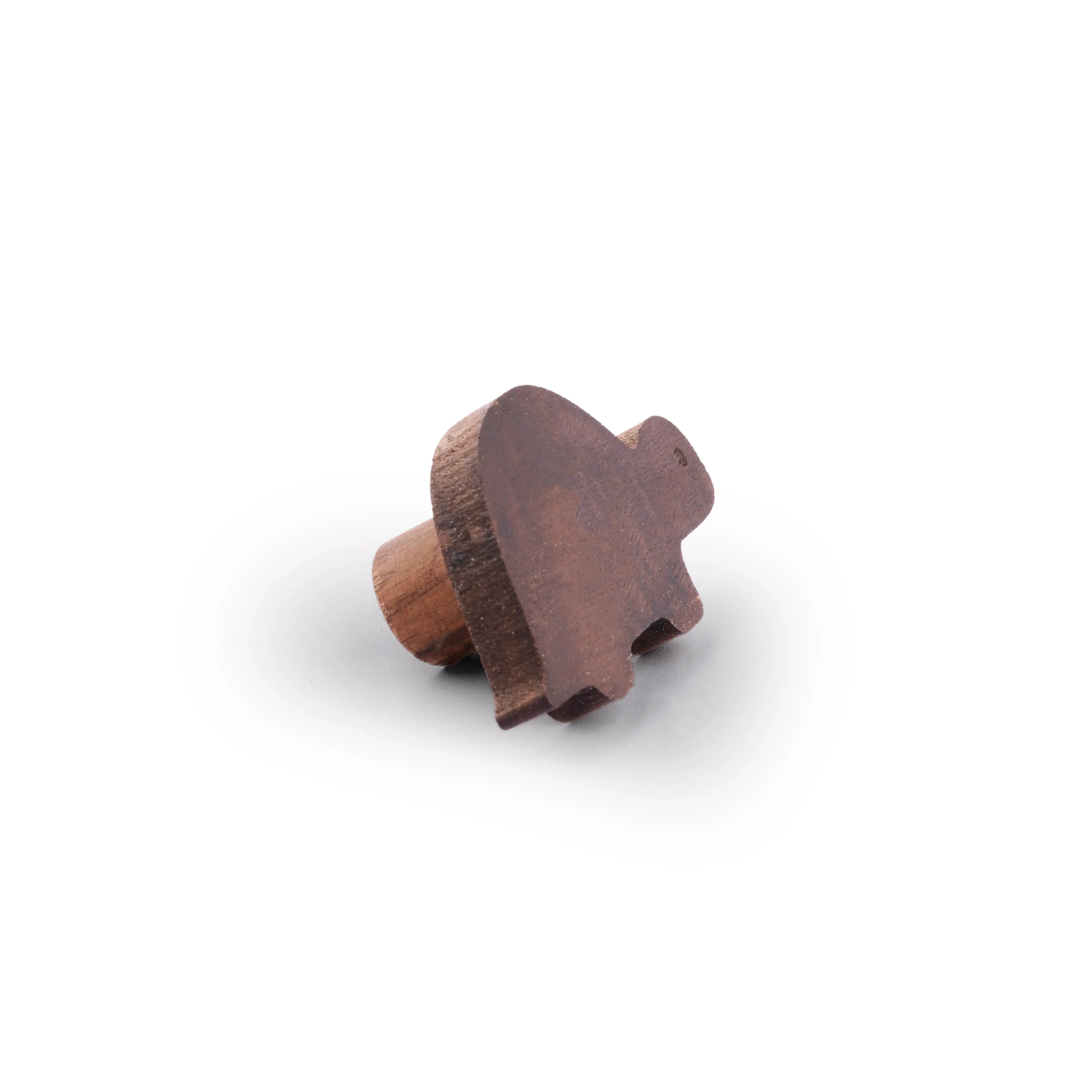 Mantara Turtle Knob W-0024 is a modern walnut wooden knob/hook, ideal for kids’ rooms, drawers, and wardrobes.