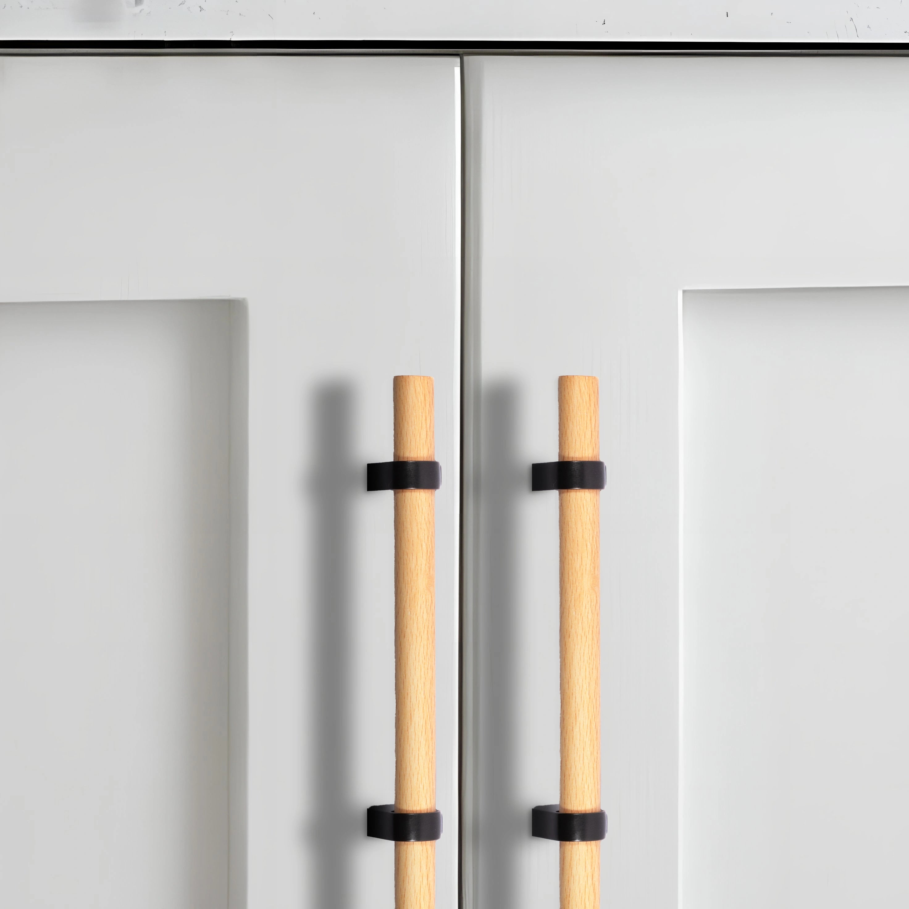Mantara Arbor Handle W-0034 is a modern zinc alloy and beech wood handle in black ideal for kitchen and dresser drawers.