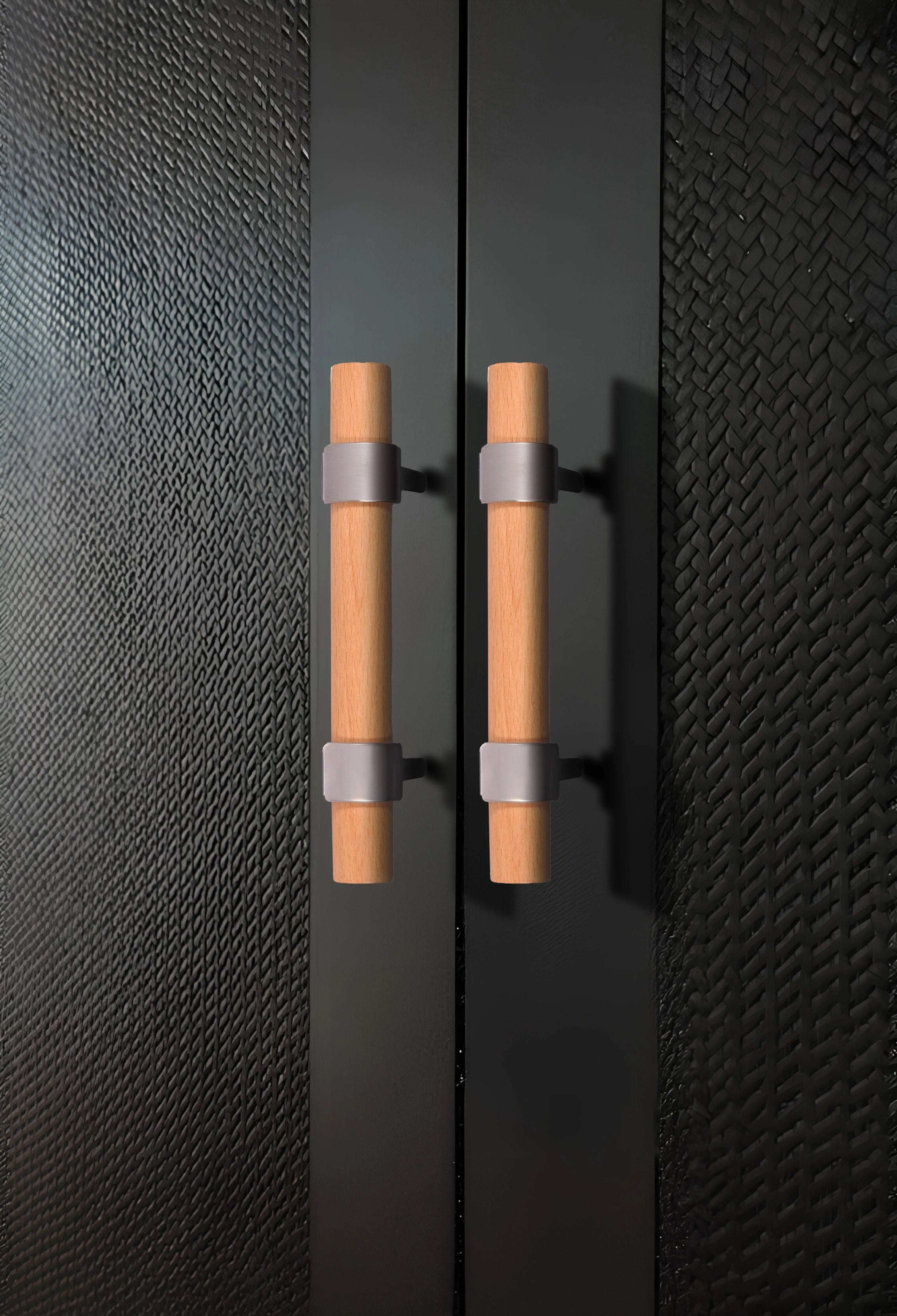 Mantara Walden Handle W-0035 is a modern zinc alloy and beech wood handle in silver ideal for kitchen and dresser drawers.