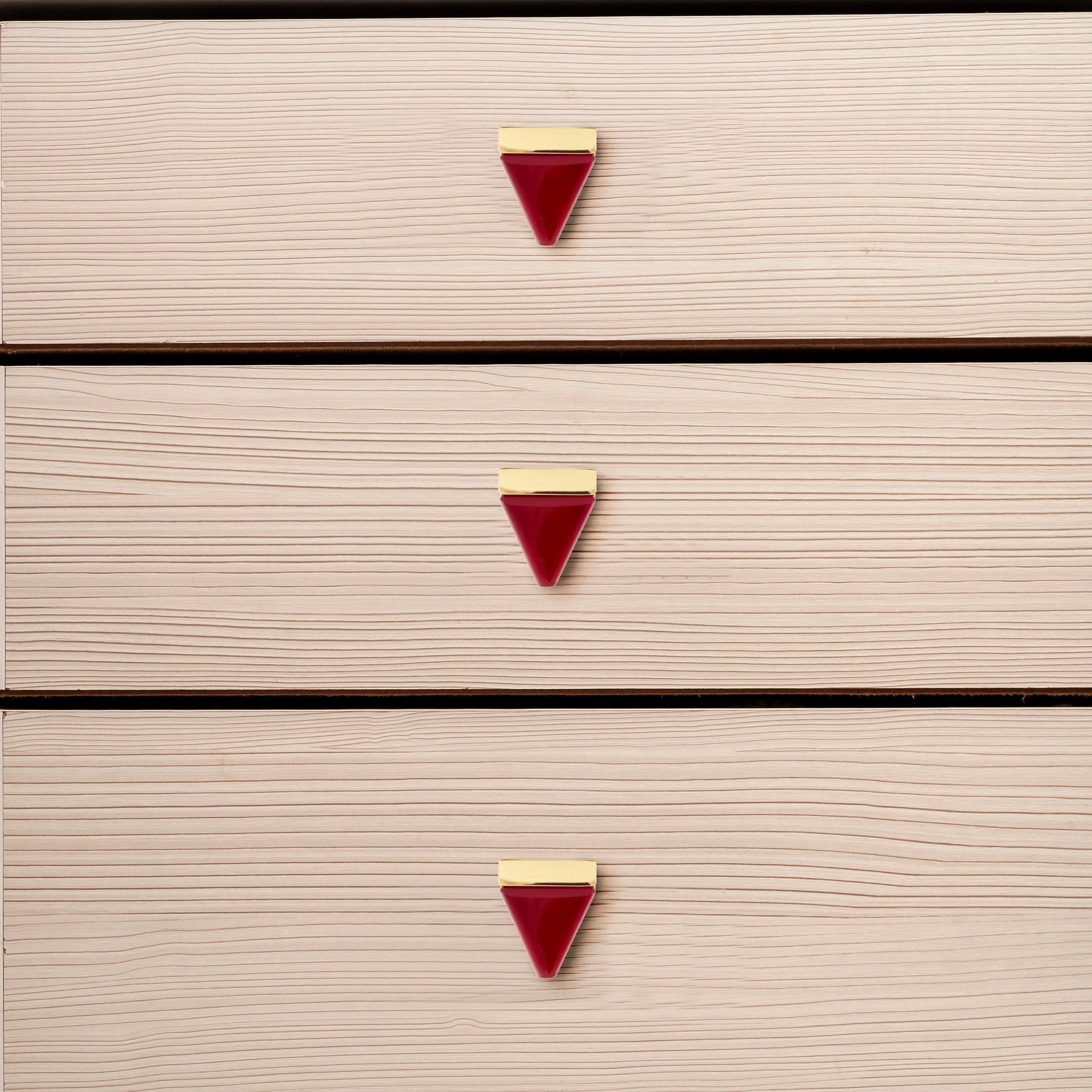 Mantara Gable Knob Z-0001 is a modern zinc alloy and agate knob in red ideal for cabinets and drawers.
