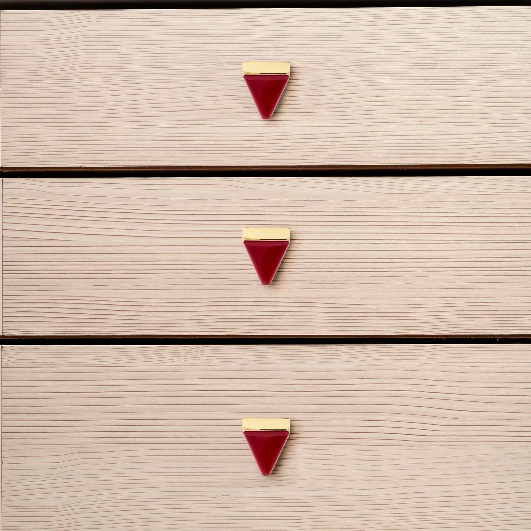 Mantara Gable Knob Z-0001 is a modern zinc alloy and agate knob in red ideal for cabinets and drawers.