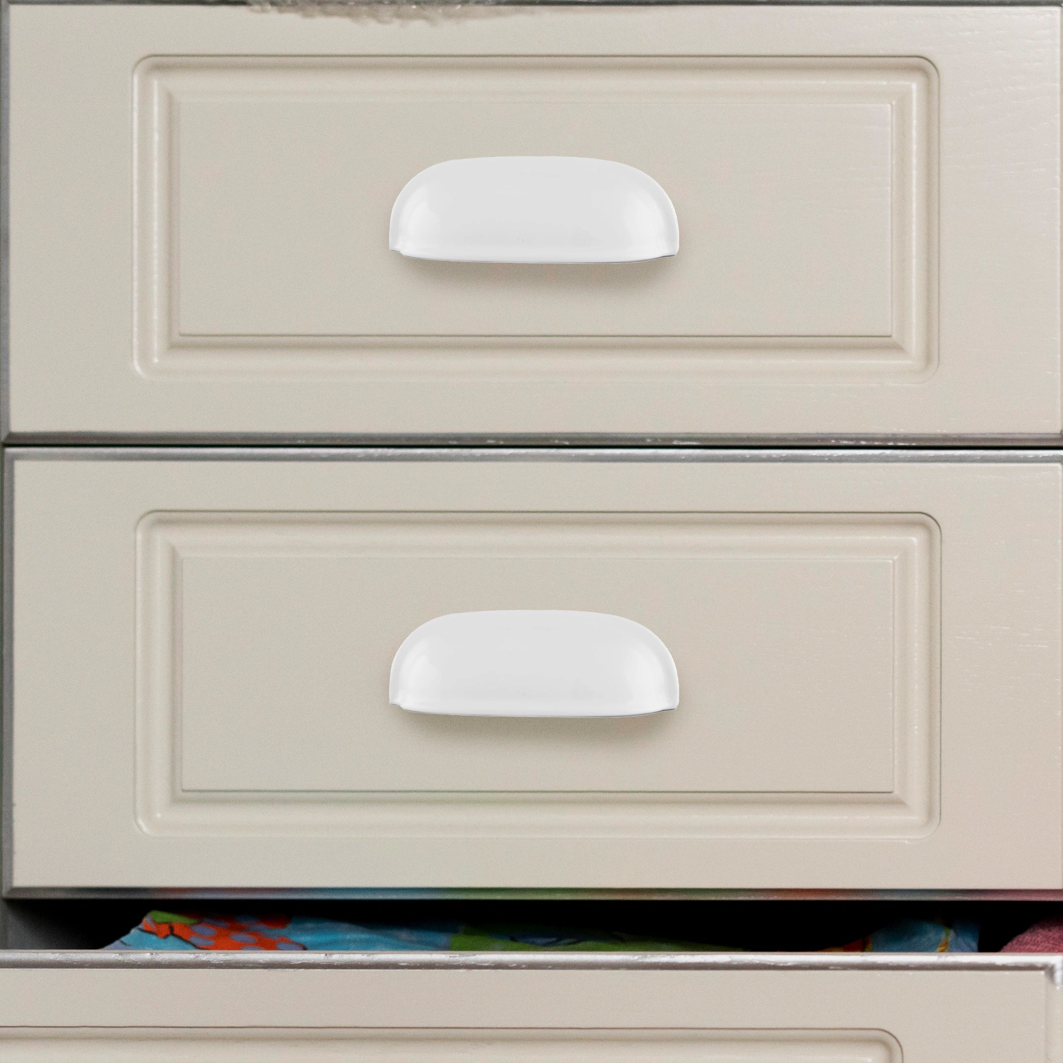 Mantara Portico Pull Knob Z-0004 is a modern zinc knob in matte white ideal for drawers and cupboards.
