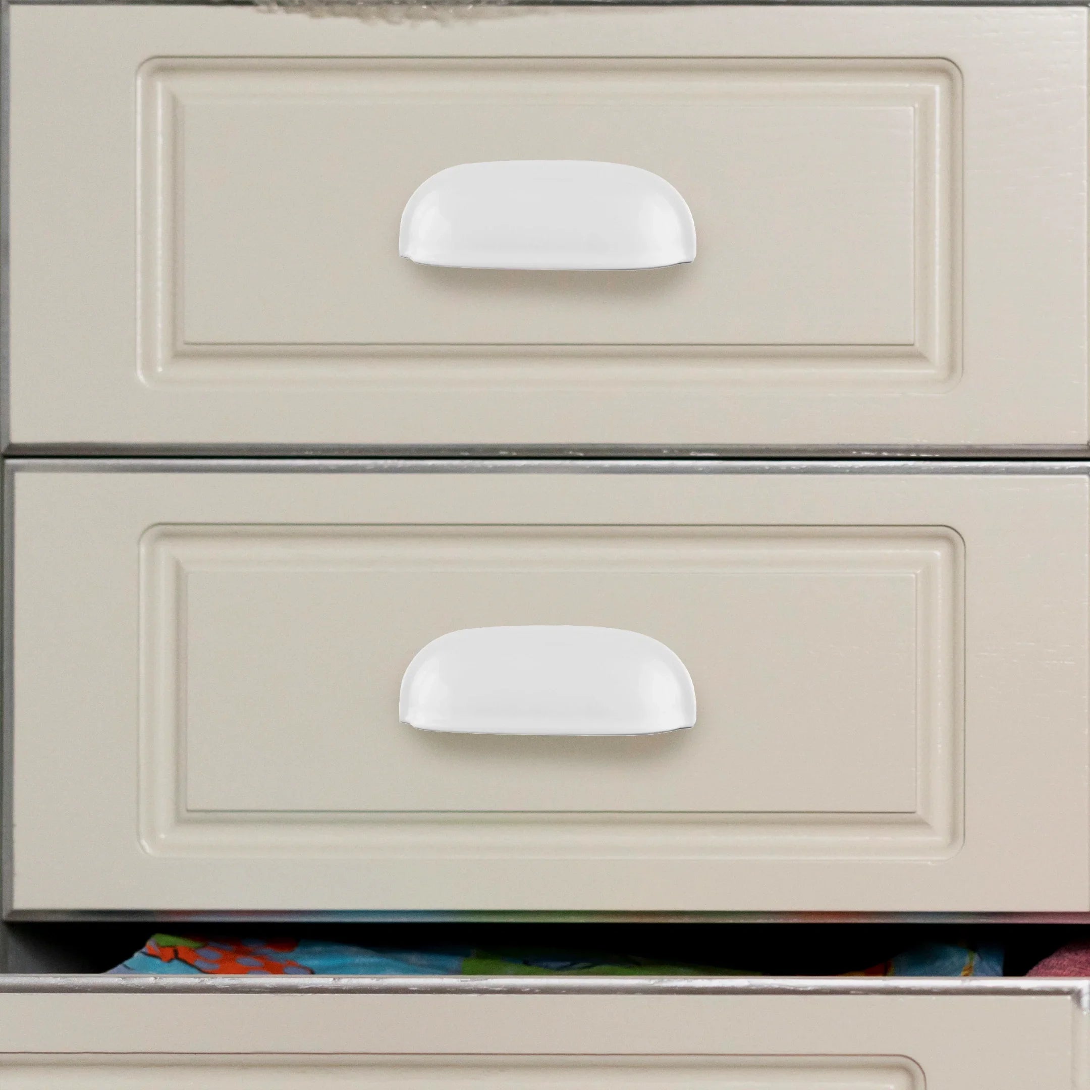 Mantara Portico Pull Knob Z-0004 is a modern zinc knob in matte white ideal for drawers and cupboards.