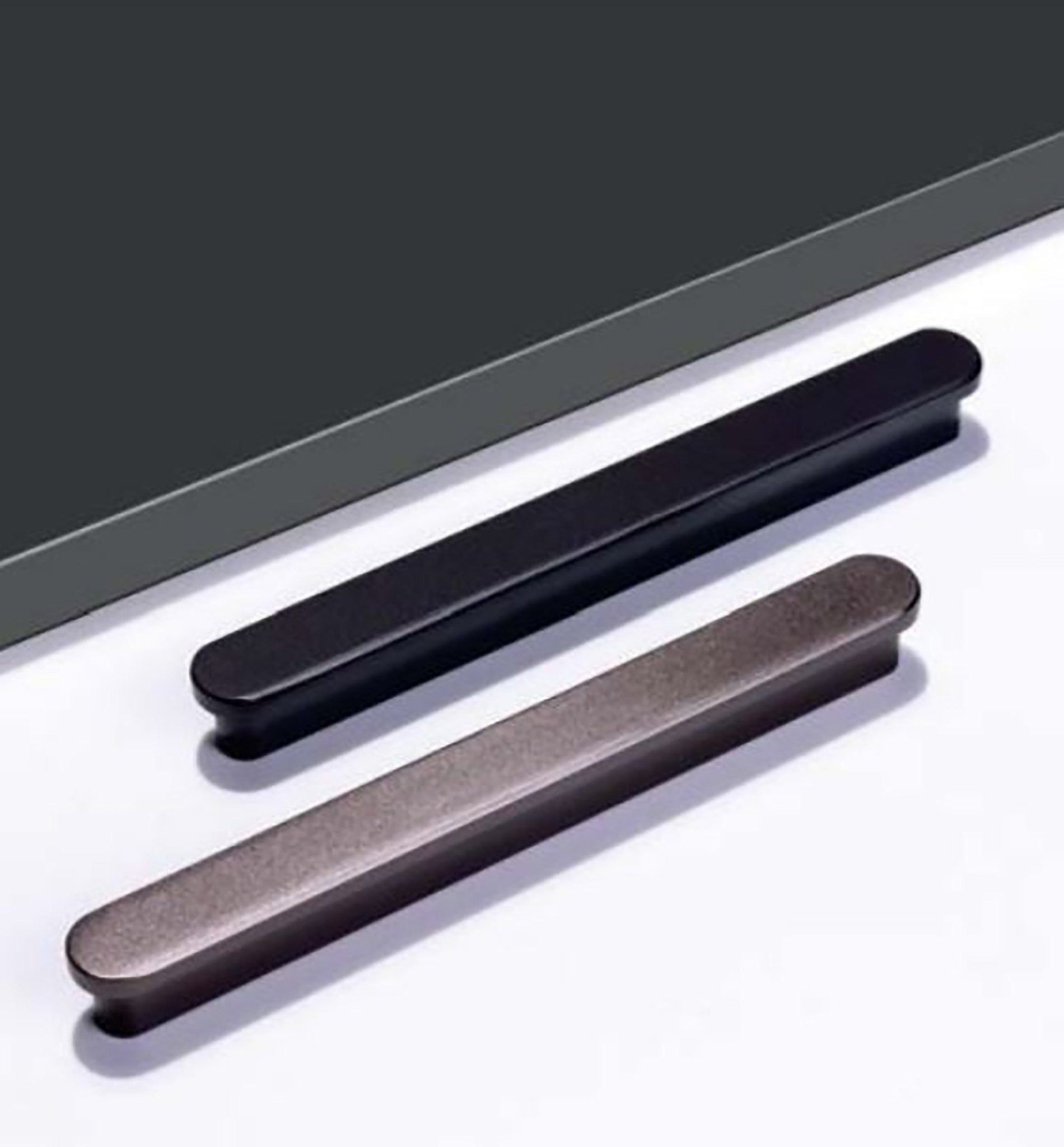 AL‑0016 Adele handle – sleek brushed aluminum bar in black/grey, modern hardware for kitchen, drawers & wardrobes by MANTARA