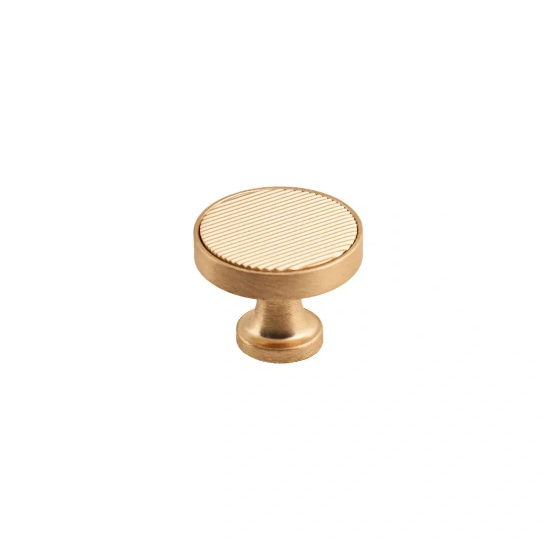The Mantara AL-0010 Thea Handle is a modern aluminum handle in gold with a brushed finish, ideal for kitchens, cabinets, and drawers.