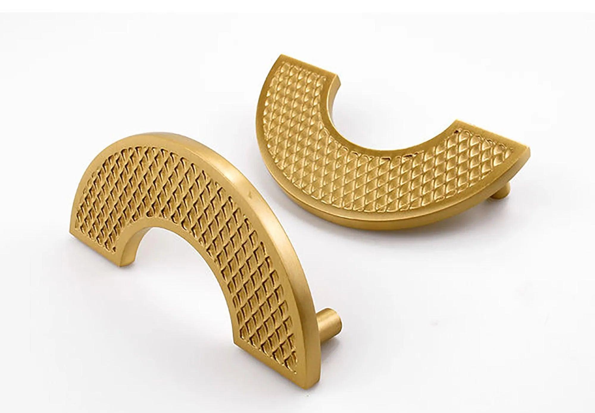 Mantara B-0027 round crystal and brass knob. Premium cabinet hardware for drawers, wardrobes, and kitchen spaces by MANTARA
