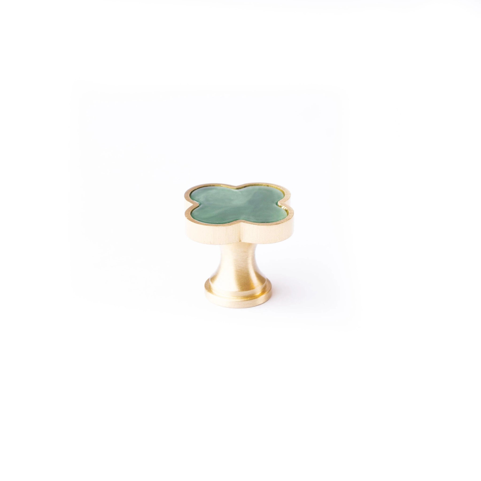 Alhambra knob made of brass and acrylic in Shell White, Dark Green, Yellow Snow, Magic Dark Pink, Magic Shell, Lattice Brass or White finishes, model A-0006 by Mantara, A-0006.