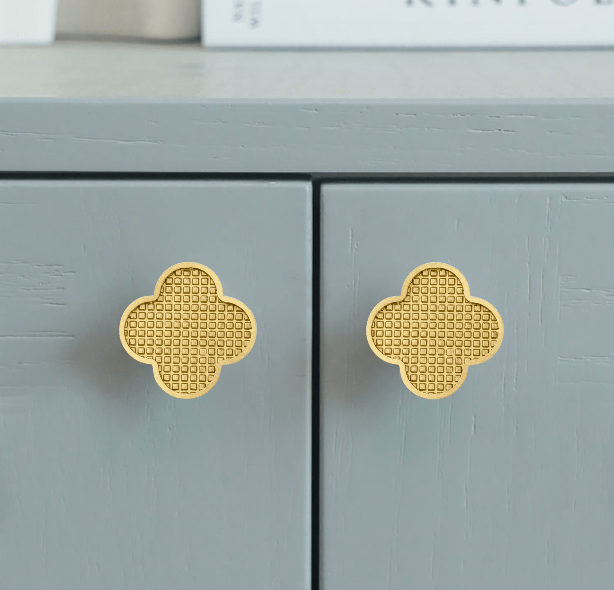 Alhambra knob made of brass and acrylic in Shell White, Dark Green, Yellow Snow, Magic Dark Pink, Magic Shell, Lattice Brass or White finishes, model A-0006 by Mantara, A-0006.