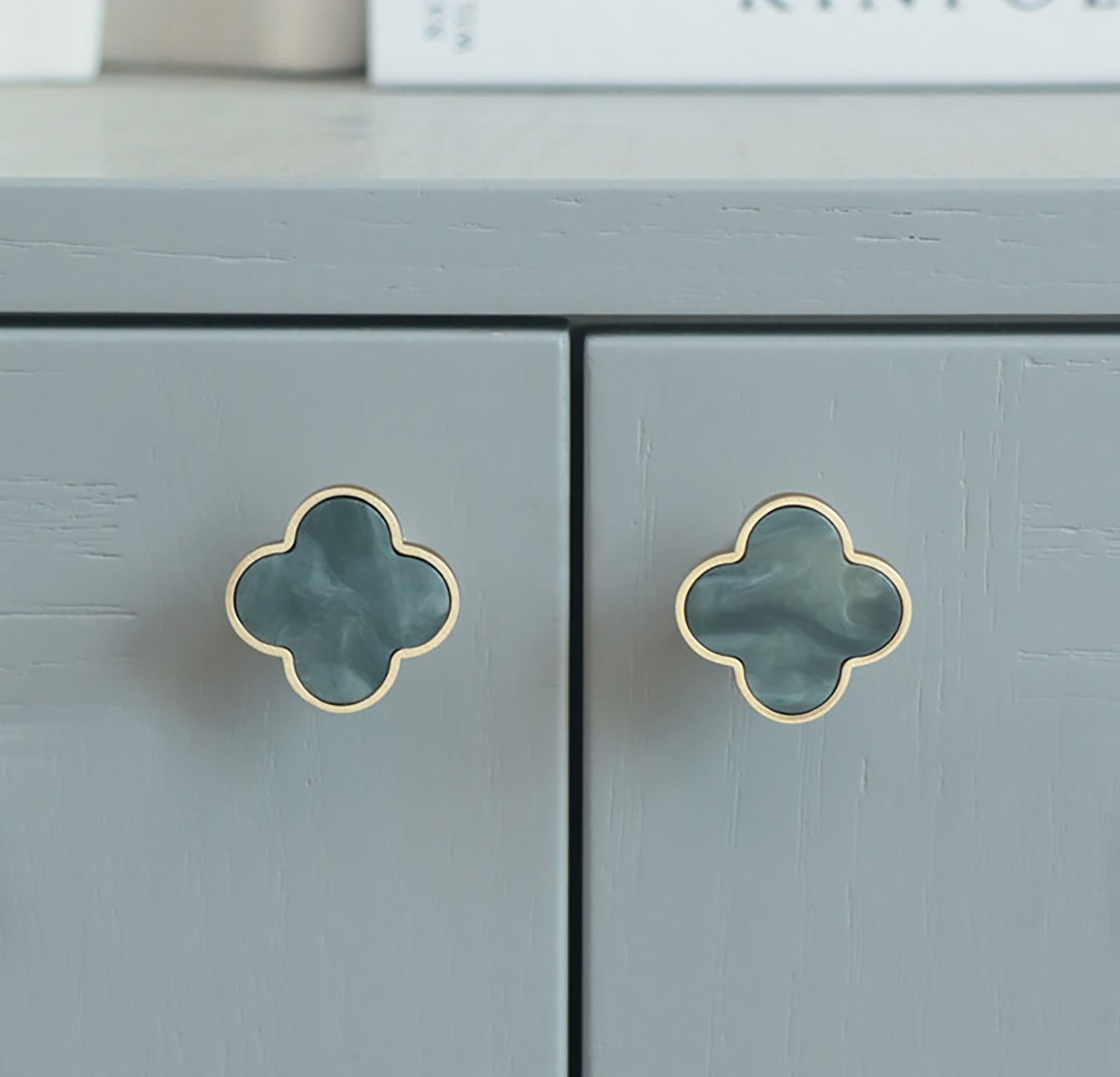 Alhambra knob made of brass and acrylic in Shell White, Dark Green, Yellow Snow, Magic Dark Pink, Magic Shell, Lattice Brass or White finishes, model A-0006 by Mantara, A-0006.