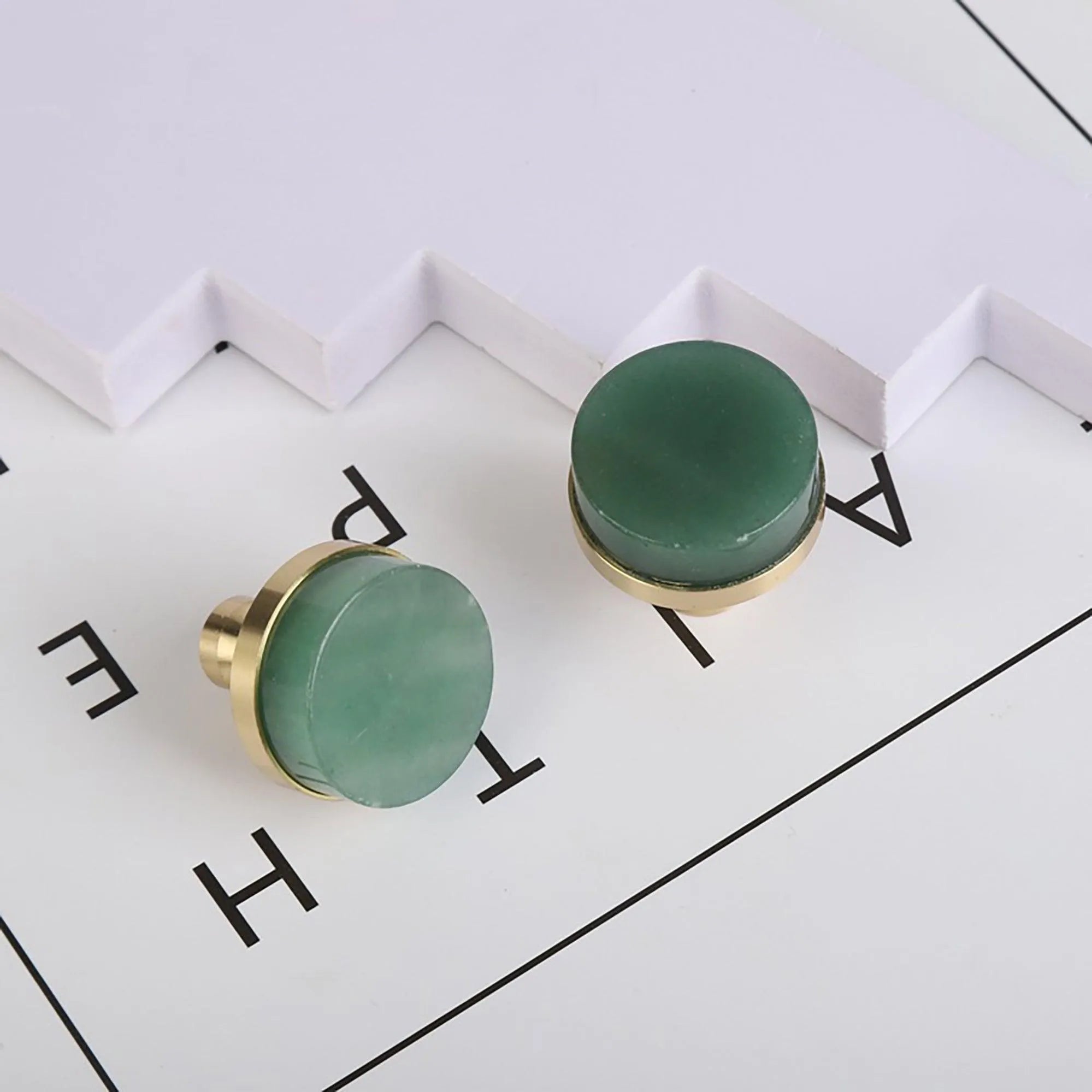 The Mantara C-0003 is a modern crystal knob in green, ideal for cabinets, drawers & wardrobes.