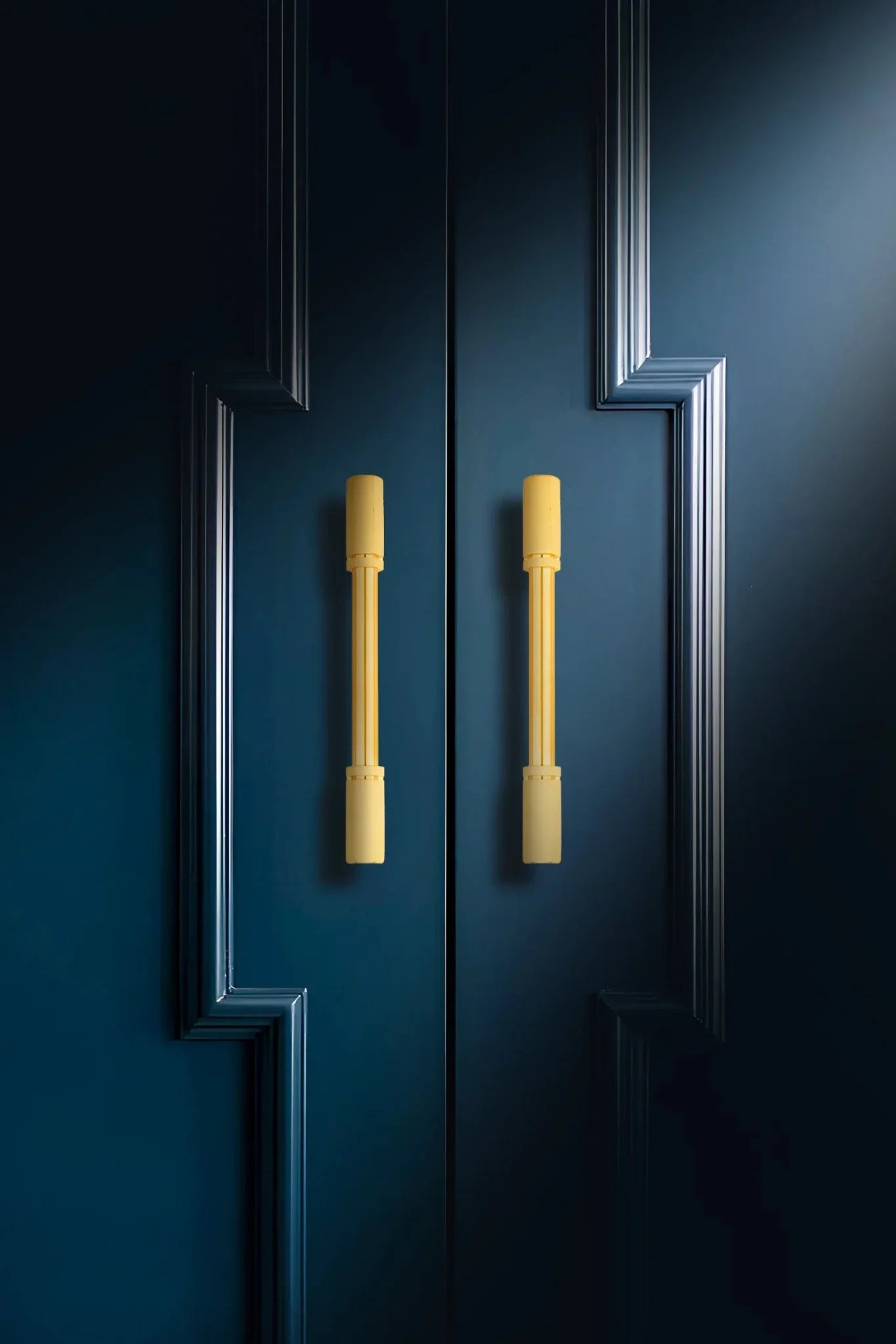 Mantara Brooklyn Handle B-0059 is a modern brushed brass handle, ideal for cabinets, wardrobes, and kitchens.