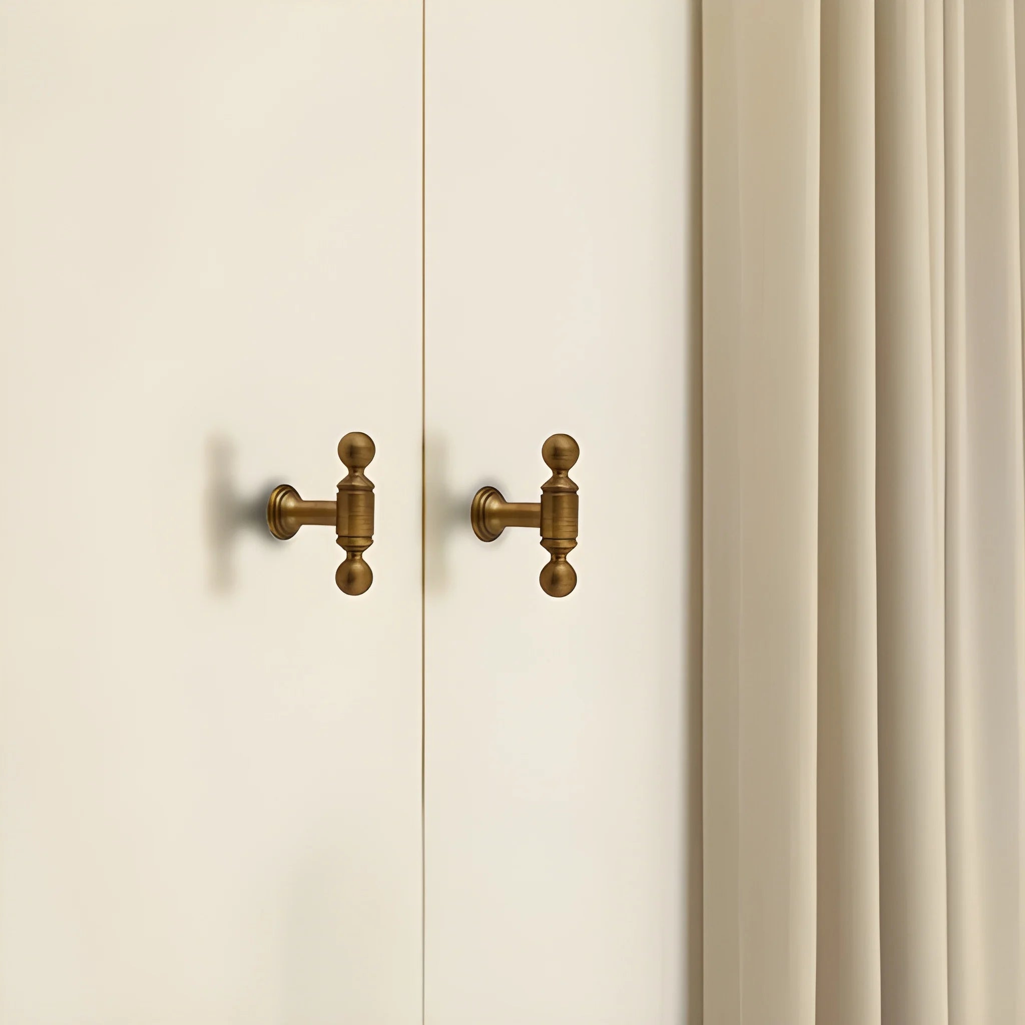 The Mantara B-0127 Caelum Handle is a modern brass handle in bronze and gold, perfect for kitchen drawers, cabinets, and furniture.