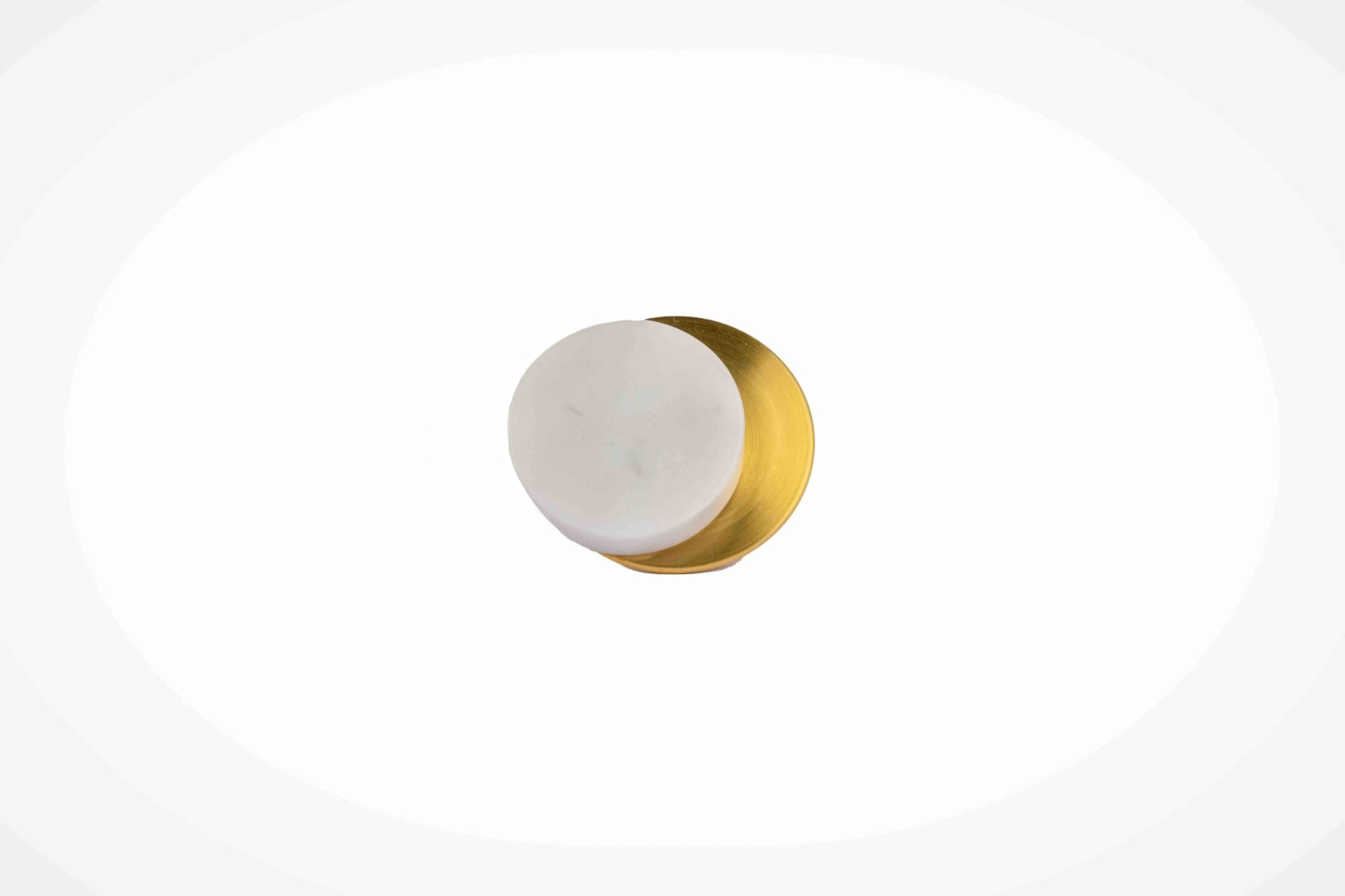 Calabra Knob M-0015 in white marble & brass, 42mm, polished face with brushed stem, for drawers by Mantara