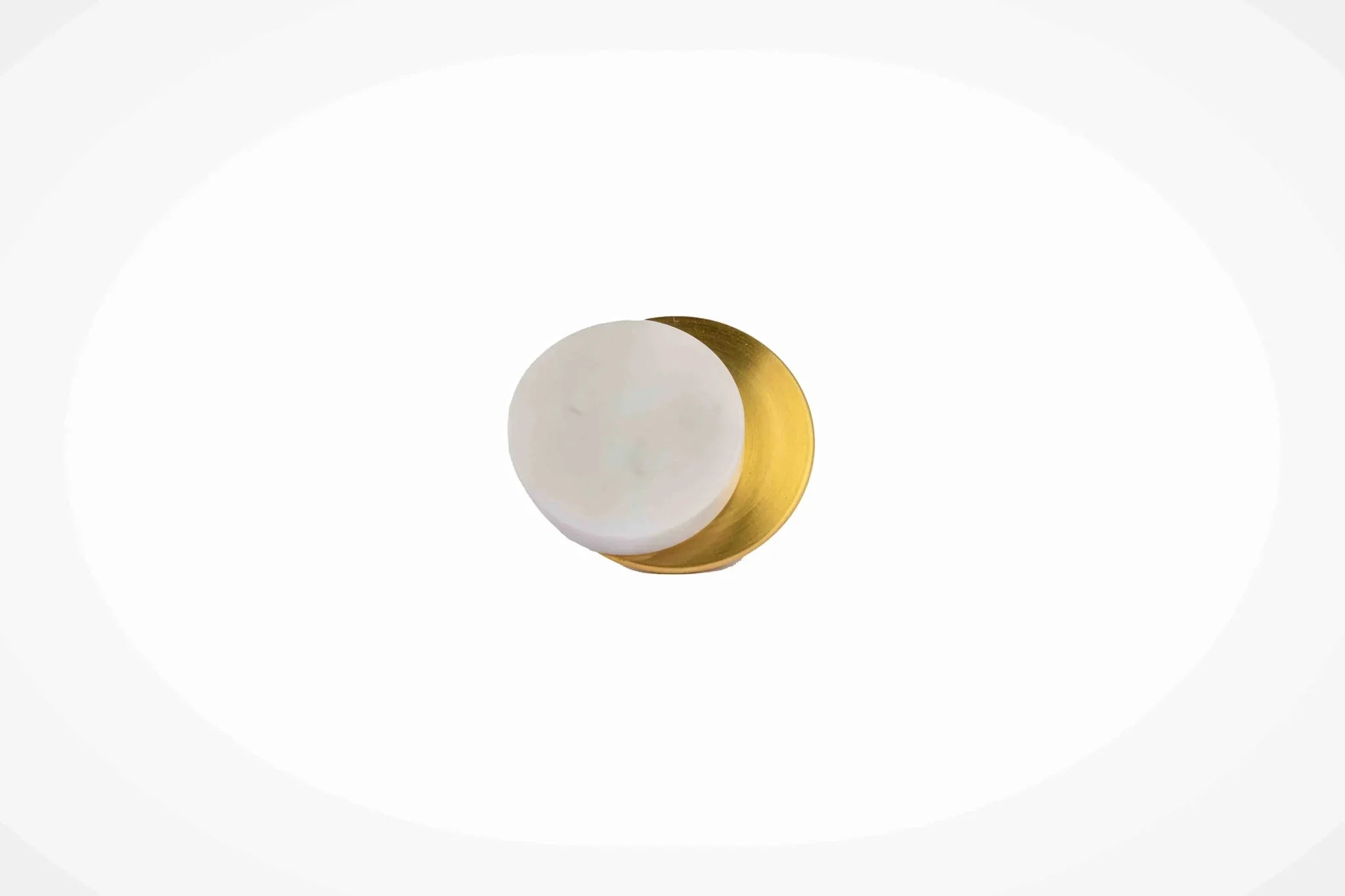 Mantara Calabra Knob M-0015 is a modern marble & brass knob in white, ideal for kitchen & dresser drawers.