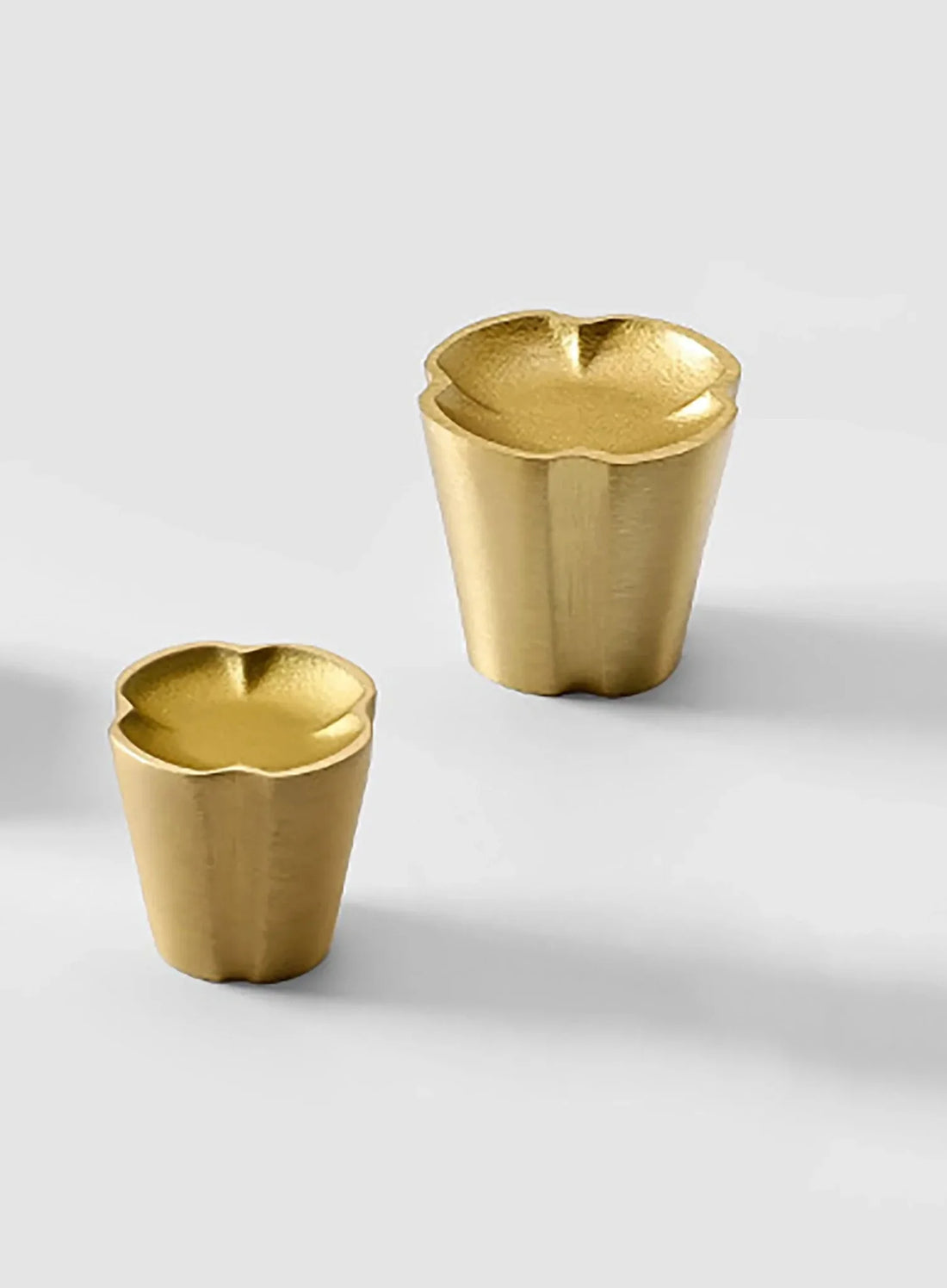 The Mantara B-0011 Clover Knob is a modern gold knob in brushed finish, perfect for wardrobes, kitchens, drawers, and cabinets.