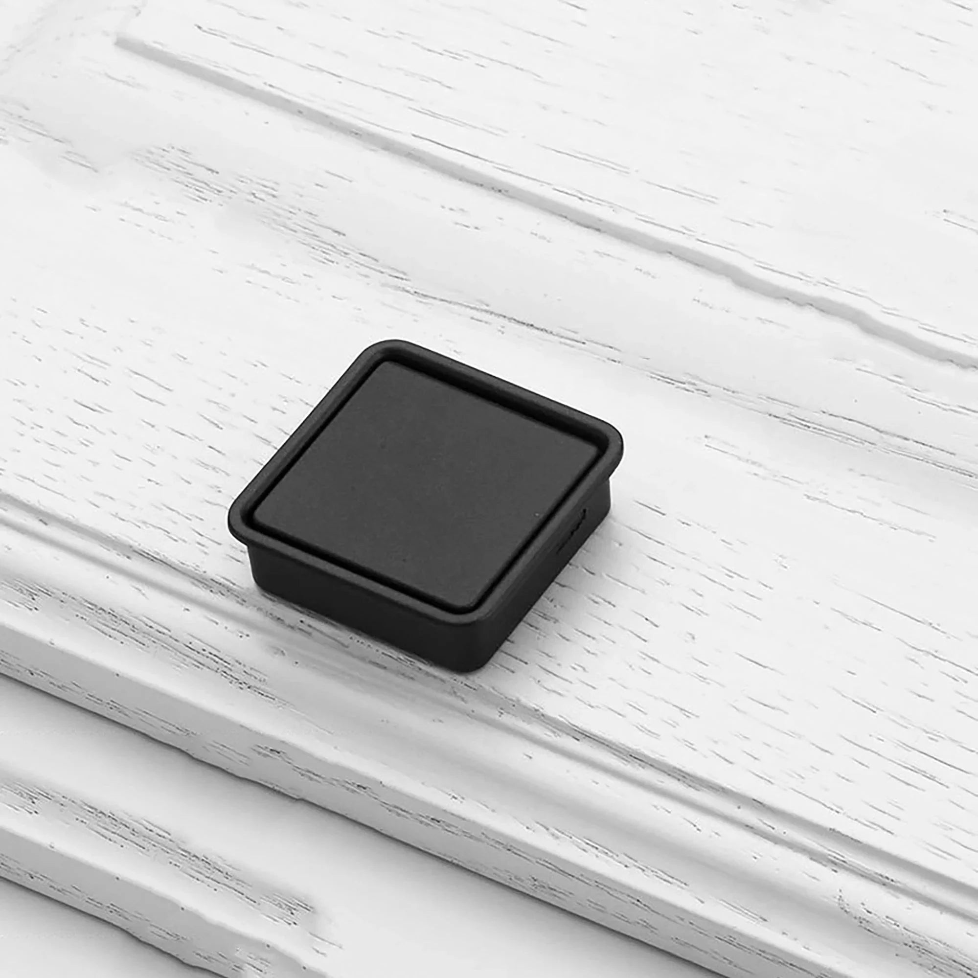 Mantara Concealed Square Handle Z-0009 is a modern zinc alloy handle in brushed black ideal for drawers and hooks.