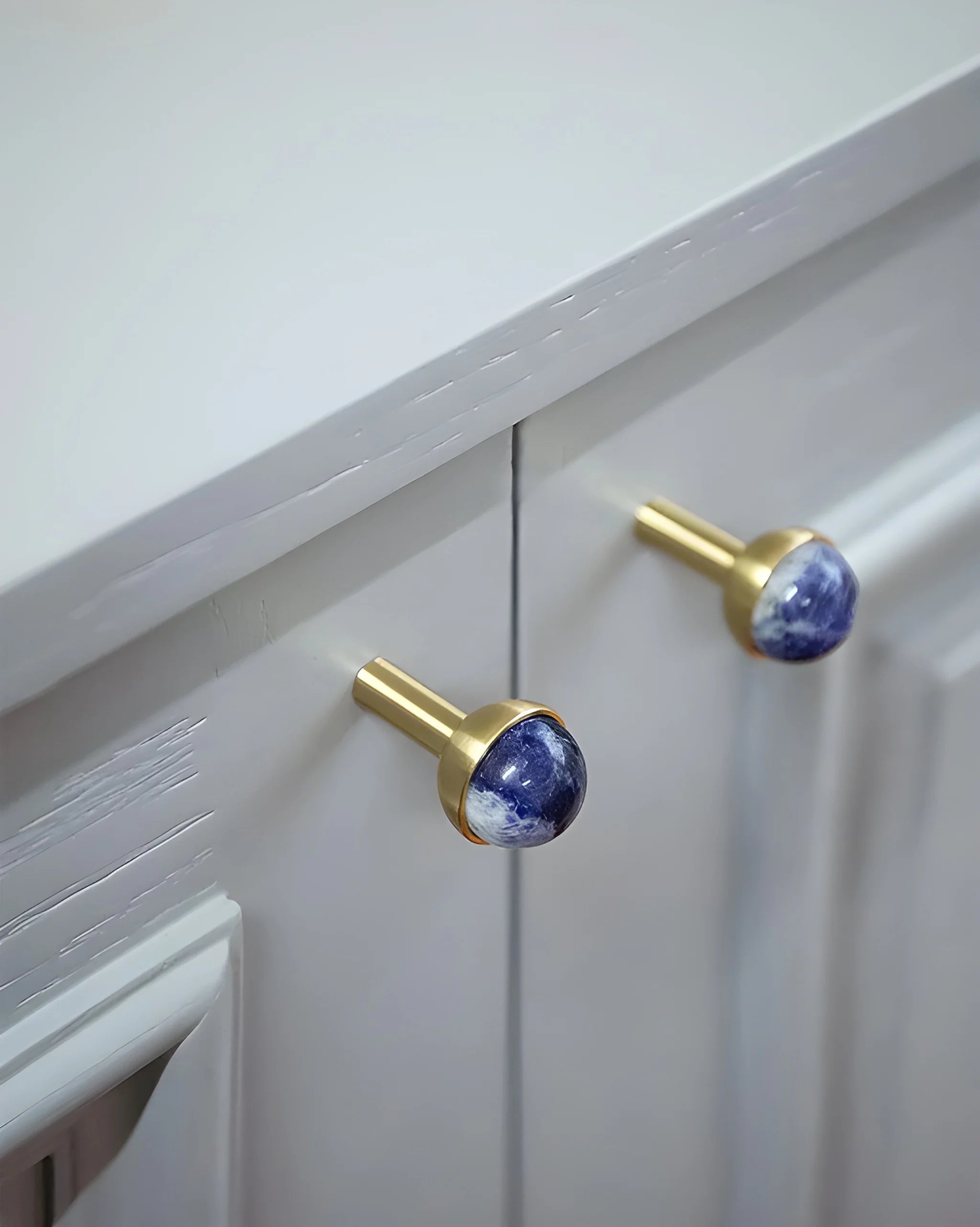 The Mantara C-0006 is a modern crystal + brass knob in blue,a ideal for drawers and cabinets.