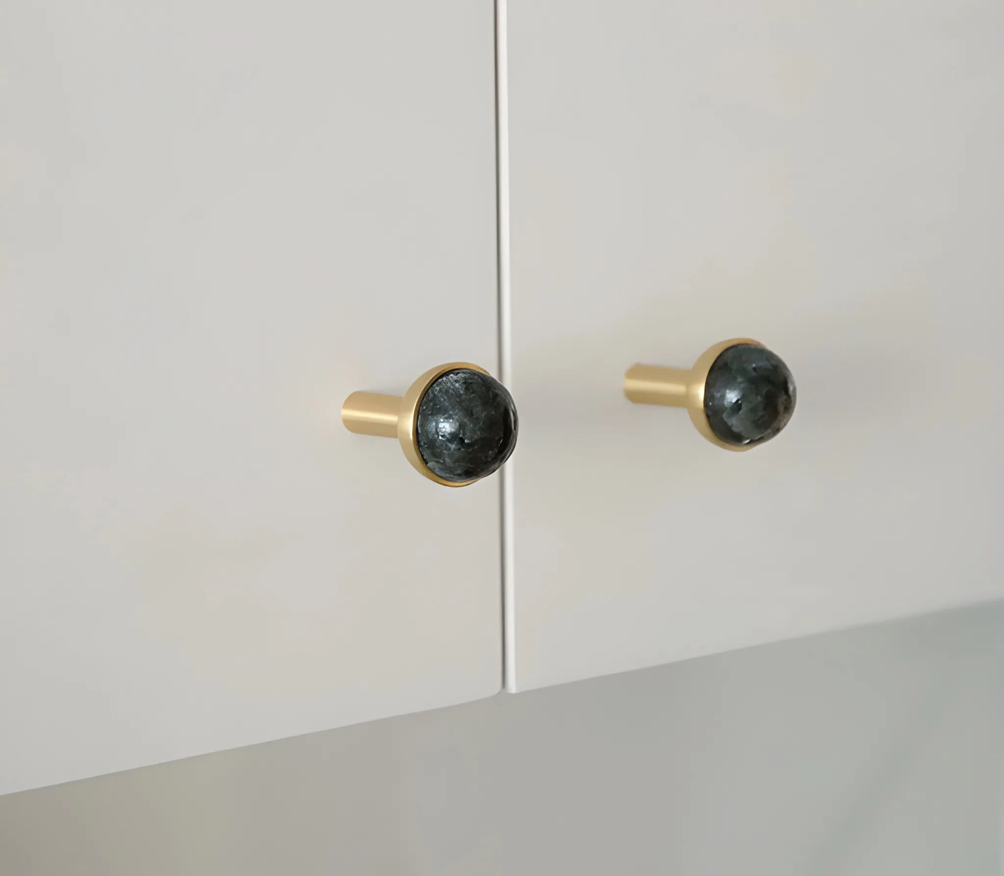 The Mantara C-0006 is a modern crystal + brass knob in black, ideal for drawers and cabinets.